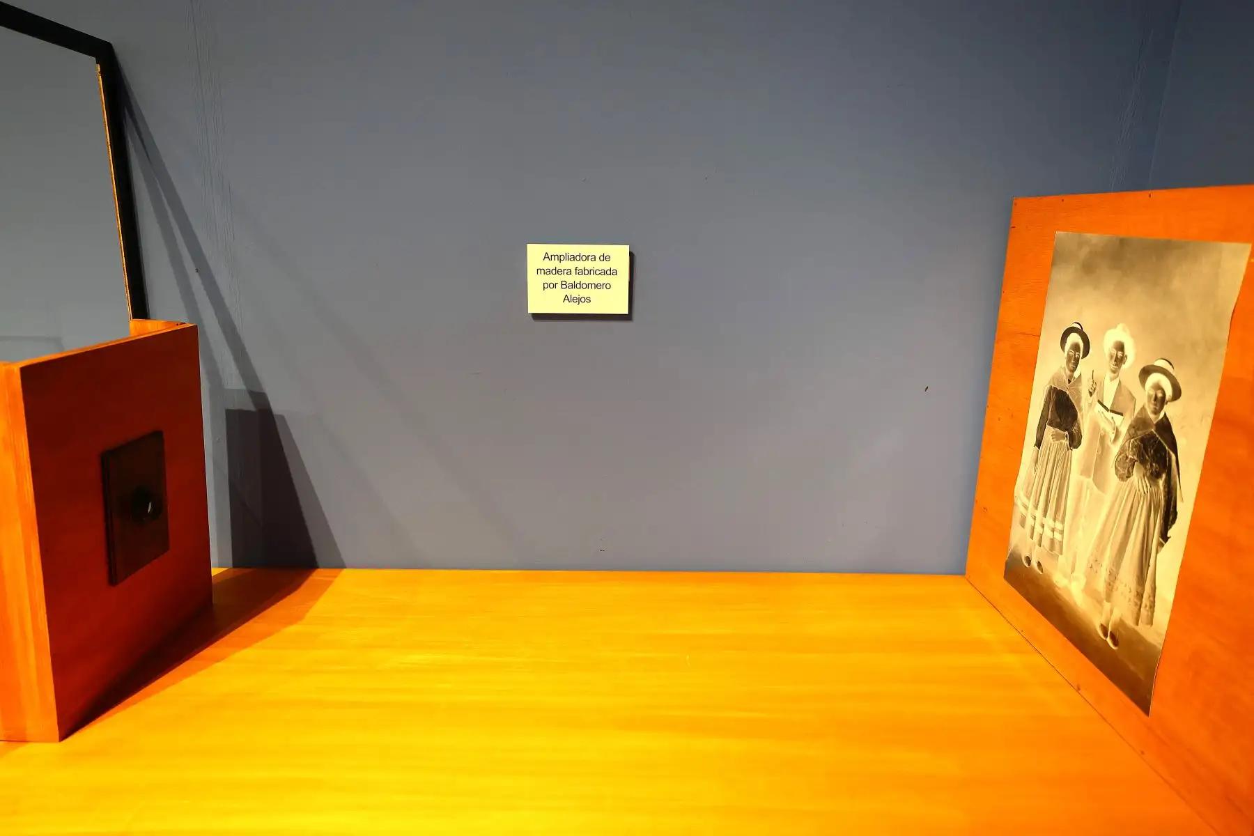 Las fotografías que conforman la exhibición nos presentan una ciudad rica en creatividad y tradición, pero a la vez con profundas diferencias económicas y sociales. Foto: ANDINA/Difusión