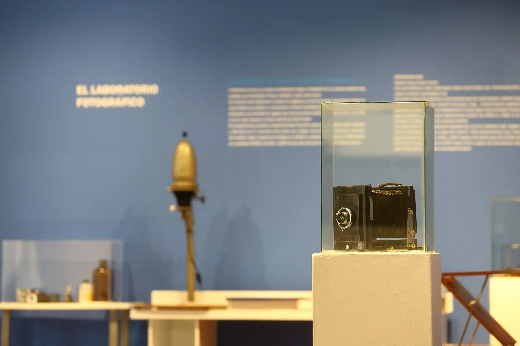 La exposición fue inaugurada por el alcalde Carlos Canales Anchorena, quien remarcó la trascendencia del talento del fotógrafo para retratar las costumbres, la religiosidad y paisajes de la ciudad. Foto: ANDINA/Difusión