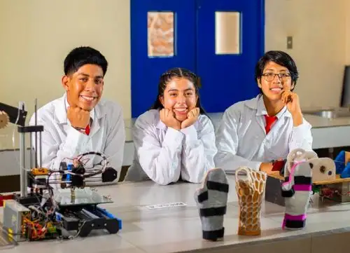 El año pasado, con tan solo 16 años de edad, Nancy Gutiérrez fue finalista del programa Solve For Tomorrow Perú 2023 de Samsung.  Junto a sus compañeros del COAR Lima, Rodolfo Yauri, Erick Torres y Catalina Sicha desarrollaron el proyecto SIFT (Salud, Innovación, Férula y Tecnología).