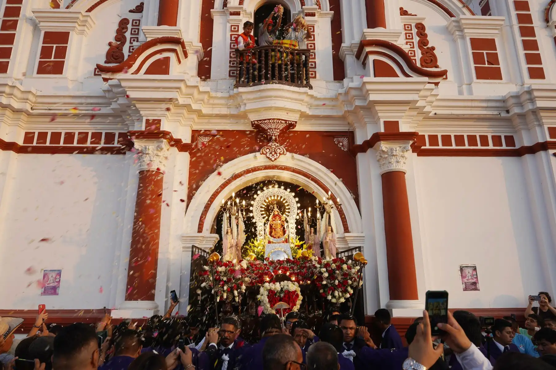 “La historia nos cuenta que, en 1701 a inicios del siglo XVIII, encontraron una imagen pequeña de la virgen en el desierto de Yauca y a partir de allí se da el cuto de veneración que cada año atrae a más feligreses”, dijo. Foto: ANDINA/Genry Bautista