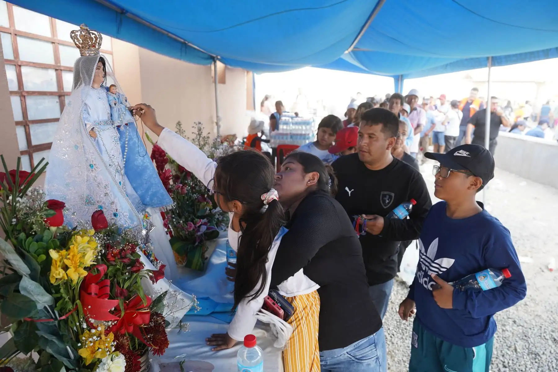 El recorrido procesional de la milagrosa virgen es acompañado por miles de devotos que llegan de Ica y de diversas partes del país para expresar su fe y agradecimiento. Foto: ANDINA/Genry Bautista