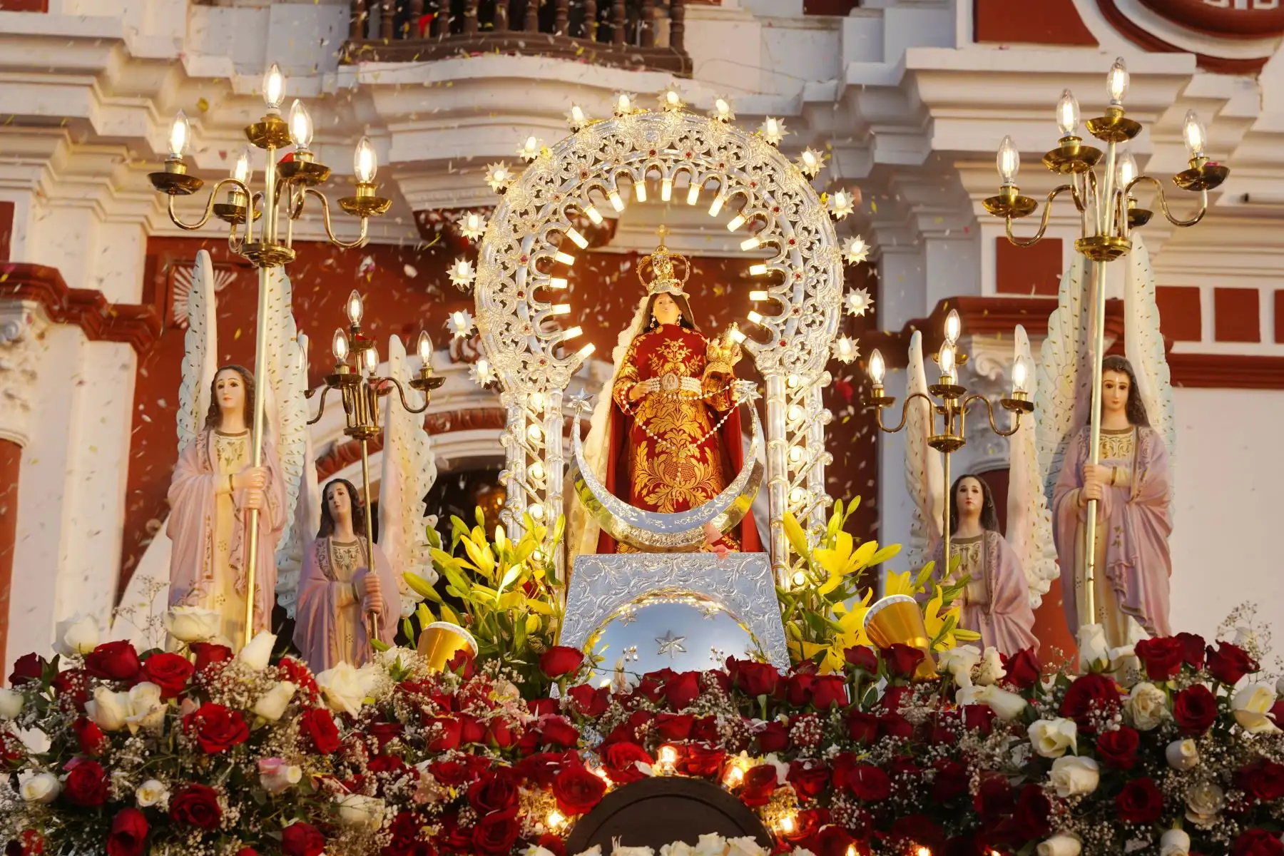 En la víspera y el día central de la festividad religiosa, miles de peregrinos recorrerán más de 15 kilómetros a lo largo del desierto para llegar al santuario de la Virgen de Yauca. Foto: ANDINA/Genry Bautista