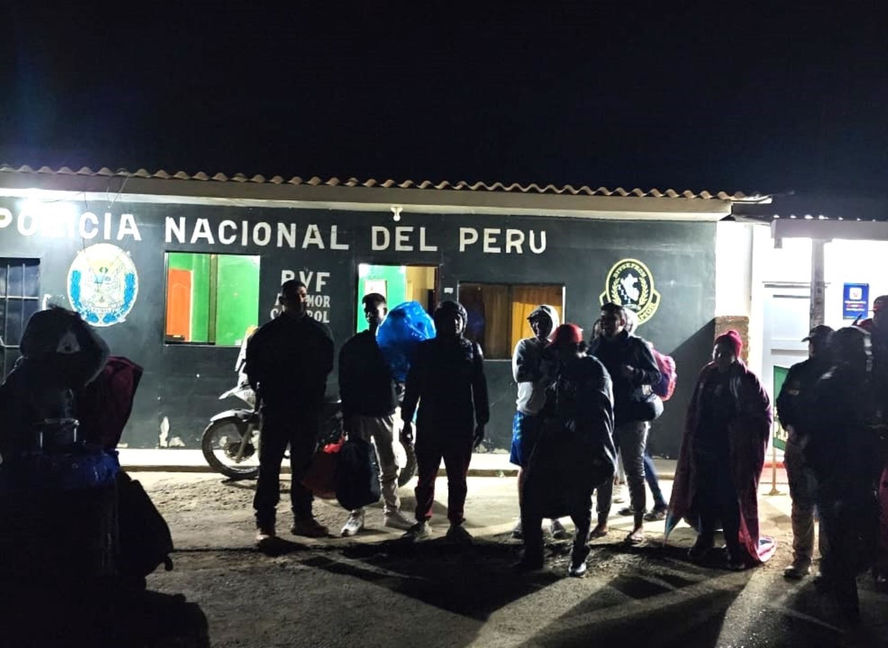 Policía Nacional cumplió con la orden de expulsión de 15 ciudadanos extranjeros por infringir la Ley de Migraciones. La salida se produjo a través del puesto de control El Alamor, ubicado en la provincia de Sullana, región Piura. Foto: ANDINA/difusión.