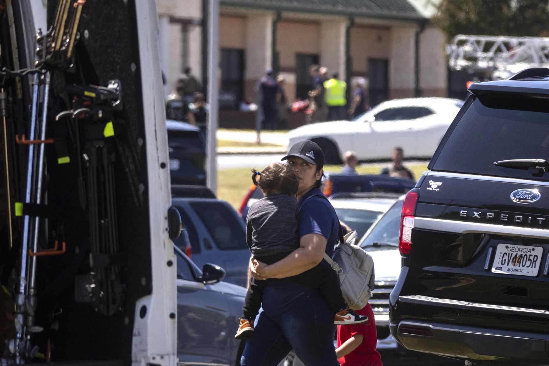 Los padres llegan para recoger a sus hijos después de un tiroteo en la escuela secundaria Apalachee en Winder, Georgia. Foto: AFP