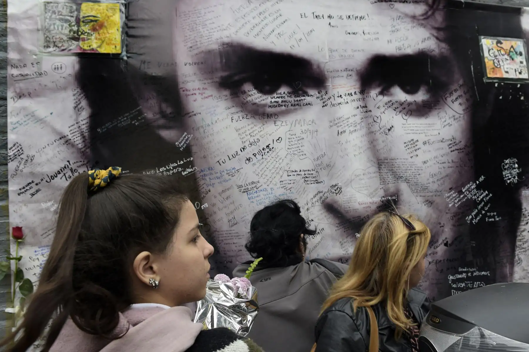Fans rinden homenaje al músico argentino Gustavo Cerati frente a la clínica donde falleció a causa de un derrame cerebral el 4 de septiembre de 2014 en Buenos Aires.  Cerati fue un cantautor, compositor y productor argentino, una de las figuras más importantes e influyentes del rock iberoamericano. Foto: ANDINA/AFP