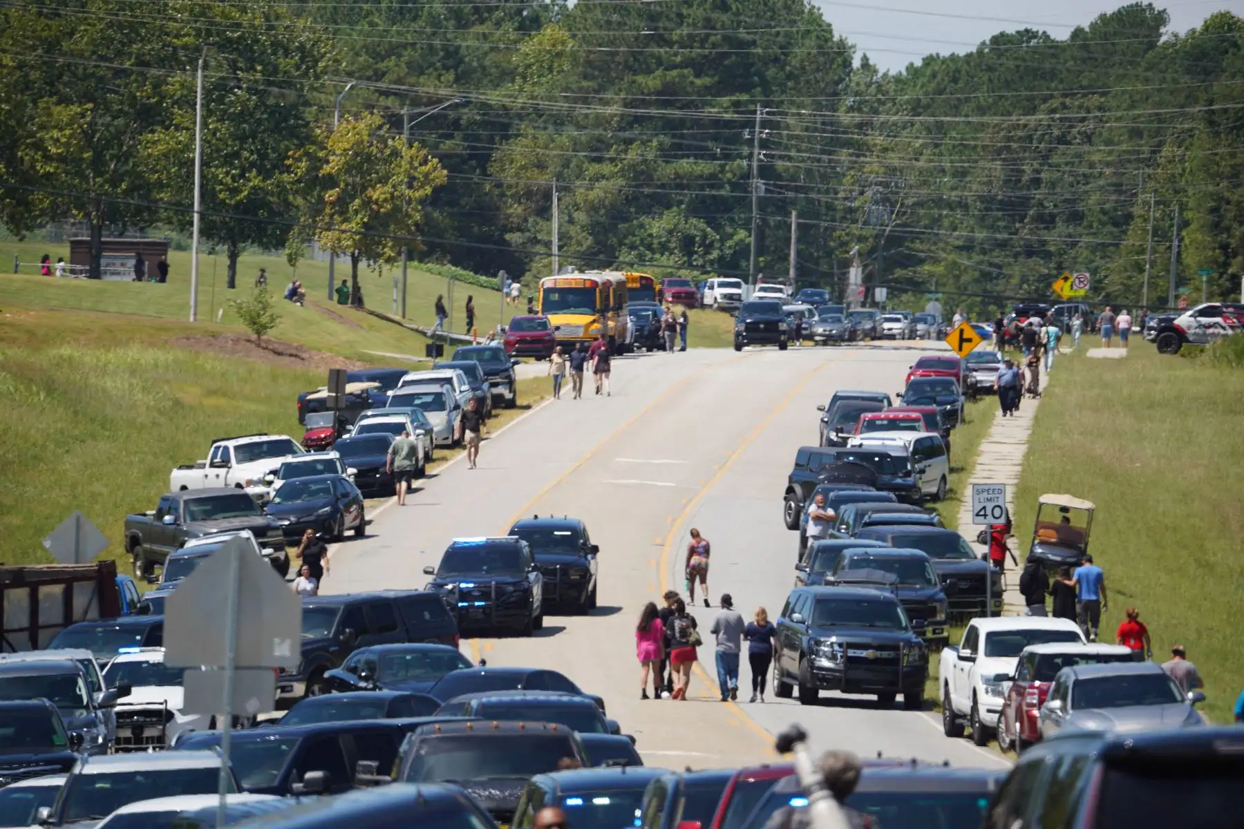 Los autos se alinean en la carretera cuando los padres llegan para encontrarse con los estudiantes después de un tiroteo en la escuela secundaria Apalachee.
Foto: AFP