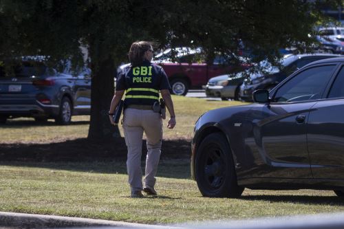 Un oficial de la Oficina de Investigaciones de Georgia, otras fuerzas del orden y socorristas responden a la escuela secundaria Apalachee en Winder, Georgia. Foto: AFP/Archivo