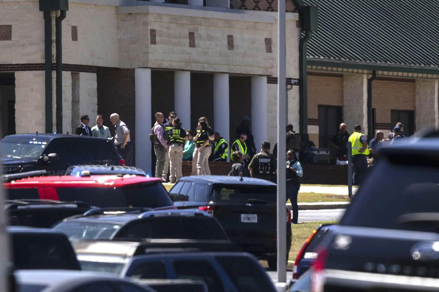 Las fuerzas del orden y los socorristas acuden a la escuela secundaria Apalachee en Winder, Georgia.
Foto: AFP