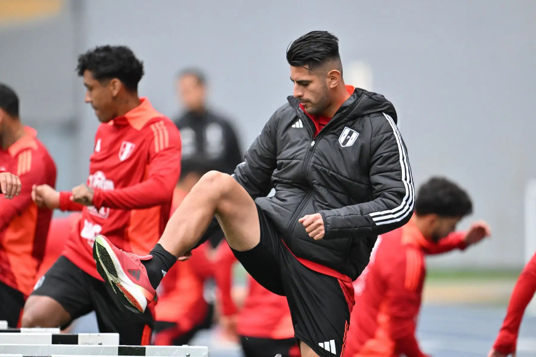 Carlos Zambrano, jugador de la Selección Peruana realiza entrenamientos en la Videna FPF de San Luis con miras a las fechas 7 y 8 de las Clasificatorias al Mundial 2026. 
Foto: FPF