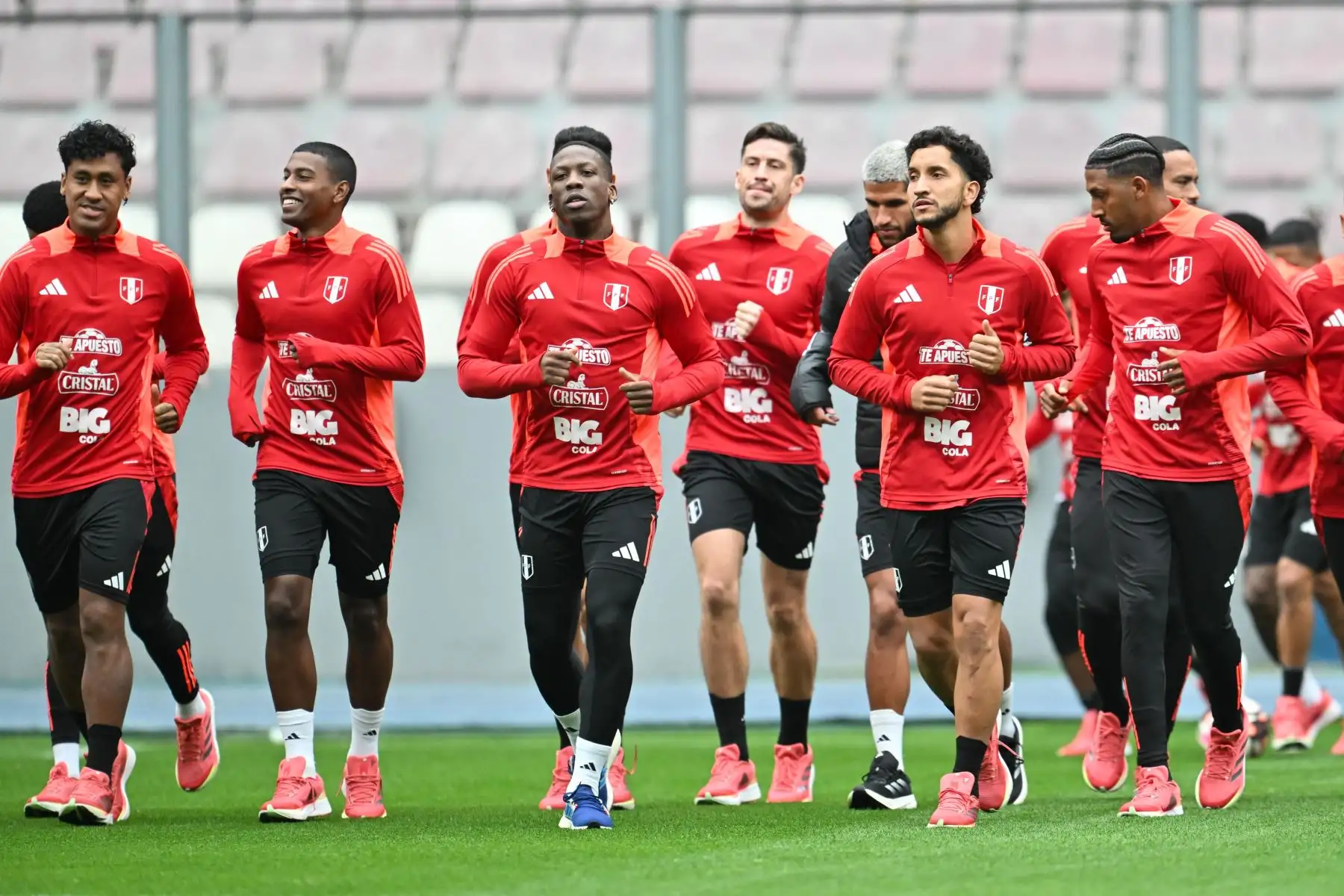 Renato Tapia, Luis Advíncula, Santiago Ormeño y Jean Pierre Archimbaud jugadores de la Selección Peruana realizan entrenamientos en la Videna FPF de San Luis con miras a las fechas 7 y 8 de las Clasificatorias al Mundial 2026. 
Foto: FPF