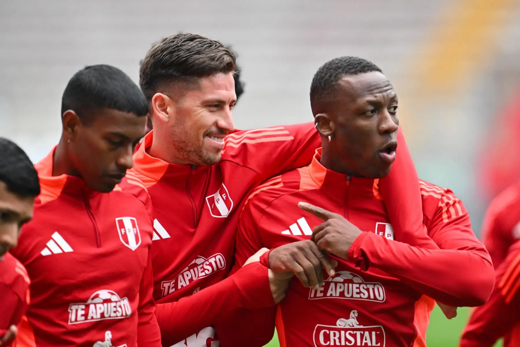 Luis Advíncula y Santiago Ormeño jugadores de la Selección Peruana realizan entrenamientos en la Videna FPF de San Luis con miras a las fechas 7 y 8 de las Clasificatorias al Mundial 2026. 
Foto: FPF