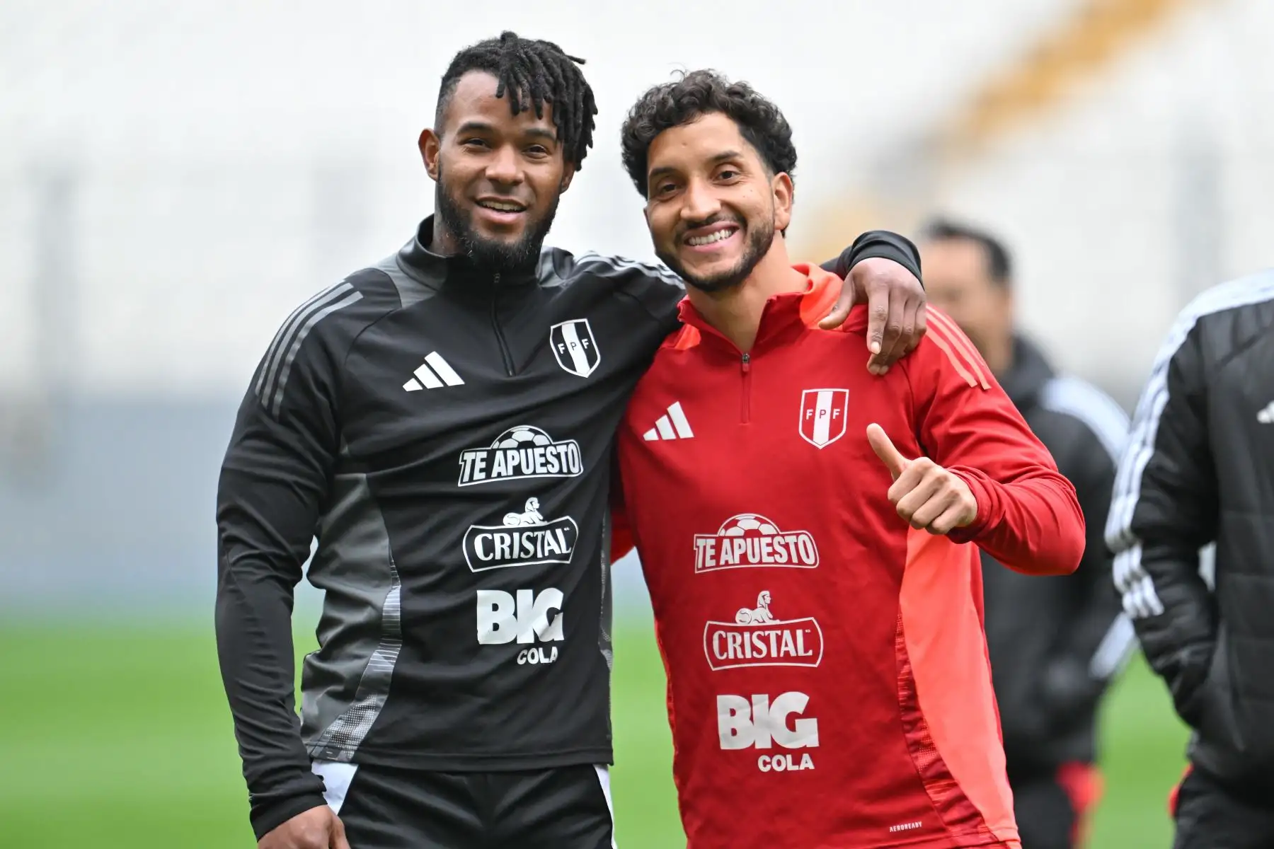Carlos Cáceda y Jean Pierre Archimbaud jugadores de la Selección Peruana realizan entrenamientos en la Videna FPF de San Luis con miras a las fechas 7 y 8 de las Clasificatorias al Mundial 2026. 
Foto: FPF