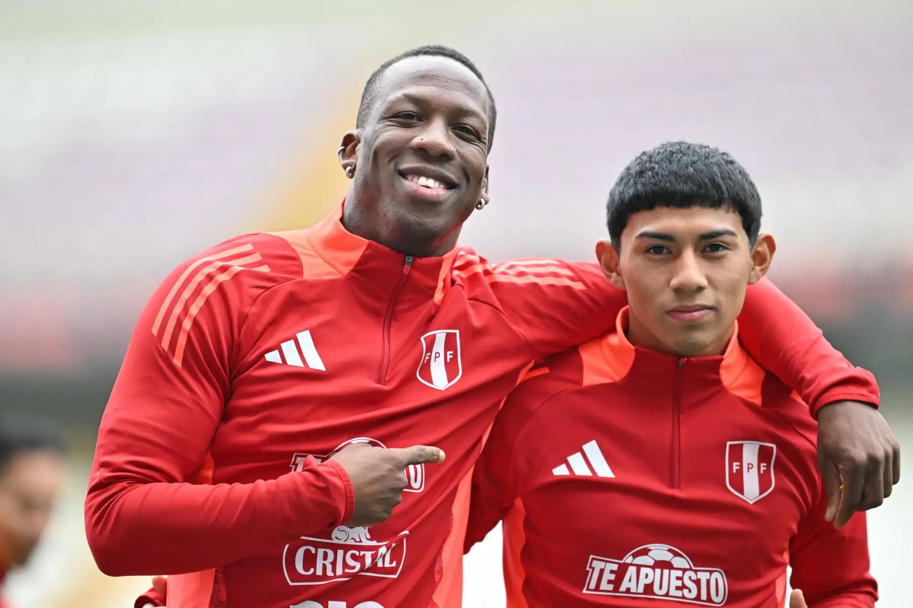 Luis Advíncula y Maxloren Castro,  jugadores de la Selección Peruana realizan entrenamientos en la Videna FPF de San Luis con miras a las fechas 7 y 8 de las Clasificatorias al Mundial 2026. 
Foto: FPF