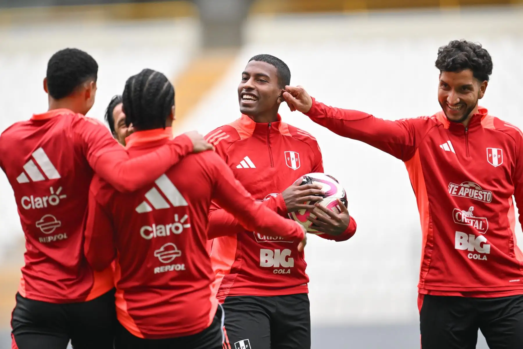 Miguel Araujo y Jean Pierre Archimbaud jugadores de la Selección Peruana realizan entrenamientos en la Videna FPF de San Luis con miras a las fechas 7 y 8 de las Clasificatorias al Mundial 2026. 
Foto: FPF