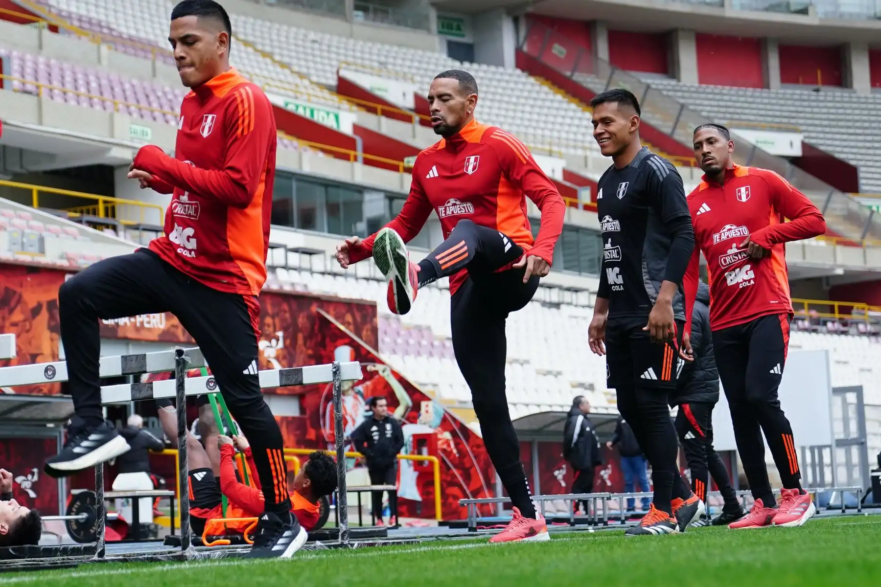 Joao Grimaldo y Alexander Callens jugadores de la Selección Peruana realizan entrenamientos en la Videna FPF de San Luis con miras a las fechas 7 y 8 de las Clasificatorias al Mundial 2026. 
Foto: FPF