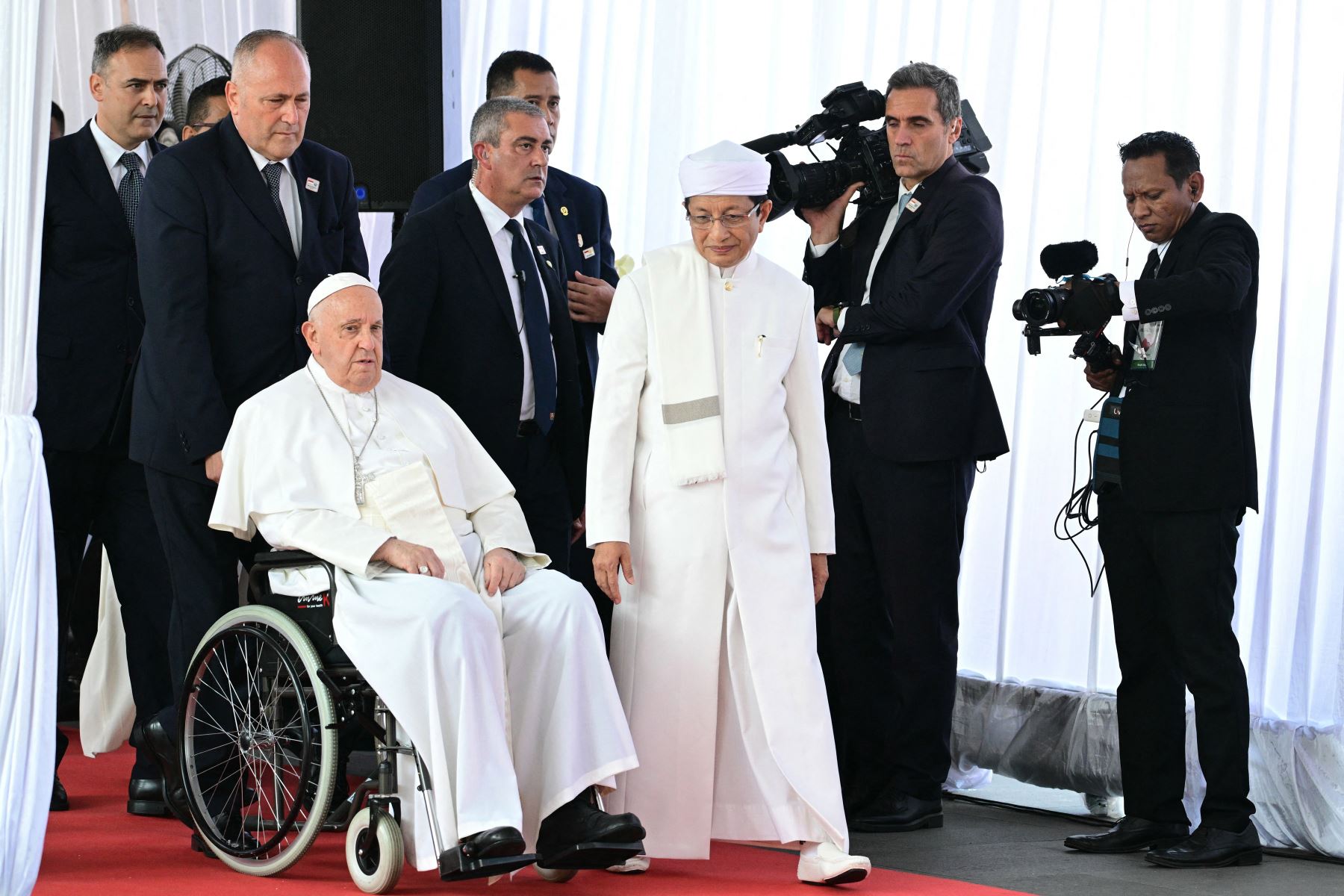 El gran imán de la mezquita Istiqlal, Nasaruddin Umar, camina junto al papa Francisco cuando llega a una reunión interreligiosa en la mezquita Istiqlal en Yakarta. Foto: AFP