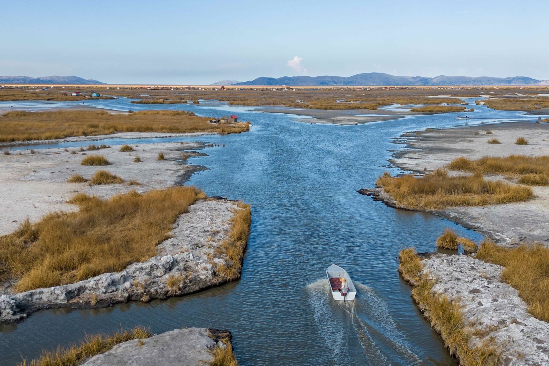 El nivel del lago Titicaca, el lago navegable más alto del mundo, que comparten Perú y Bolivia, ha disminuido en 55 centímetros en su costa peruana, alertó el director de la oficina del Servicio Nacional de Meteorología e Hidrología (Senamhi) de Puno, Sixto Flores Sancho. Foto: EFE