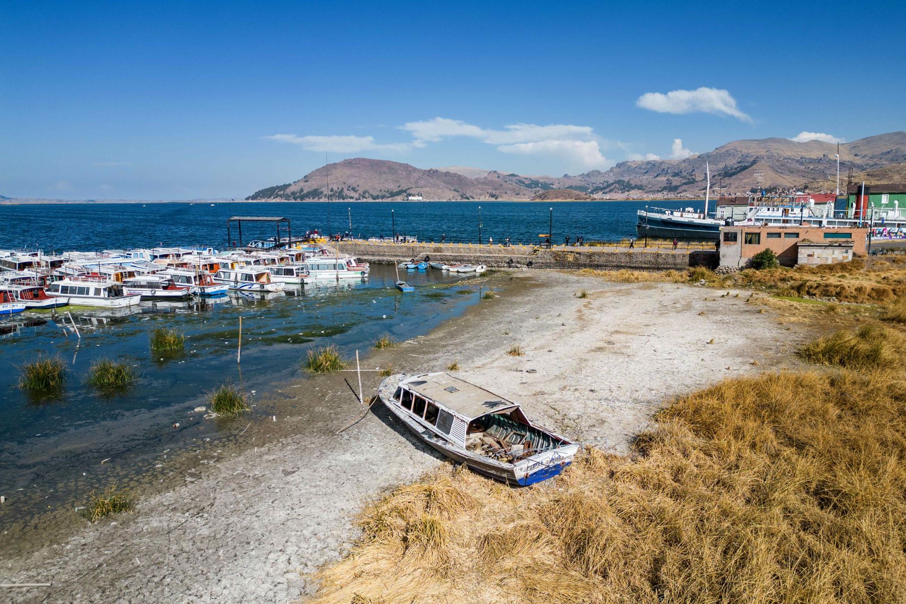 El nivel del lago Titicaca, el lago navegable más alto del mundo, que comparten Perú y Bolivia, ha disminuido en 55 centímetros en su costa peruana, alertó el director de la oficina del Servicio Nacional de Meteorología e Hidrología (Senamhi) de Puno, Sixto Flores Sancho. Foto: EFE