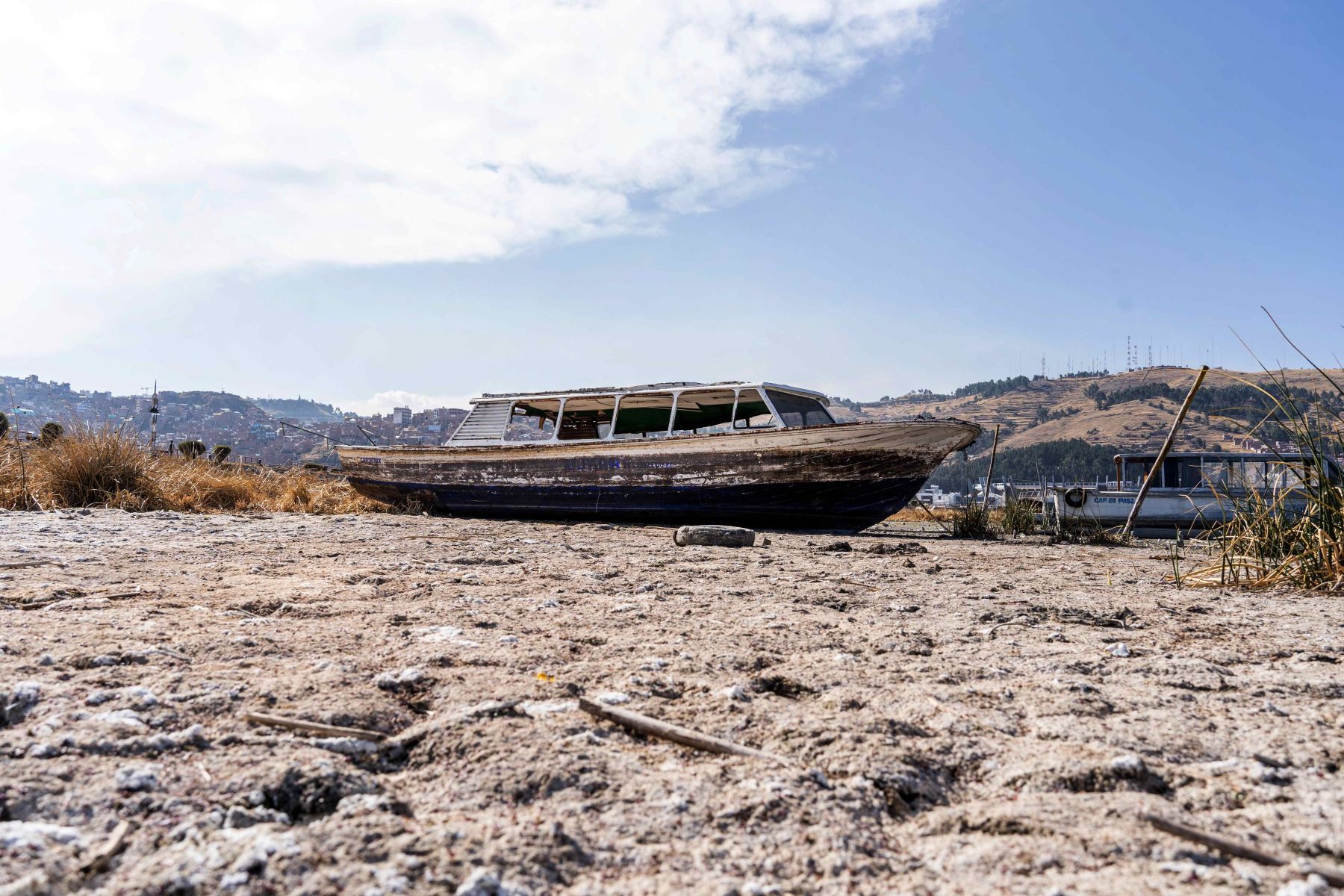 El nivel del lago Titicaca, el lago navegable más alto del mundo, que comparten Perú y Bolivia, ha disminuido en 55 centímetros en su costa peruana, alertó el director de la oficina del Servicio Nacional de Meteorología e Hidrología (Senamhi) de Puno, Sixto Flores Sancho. Foto: EFE