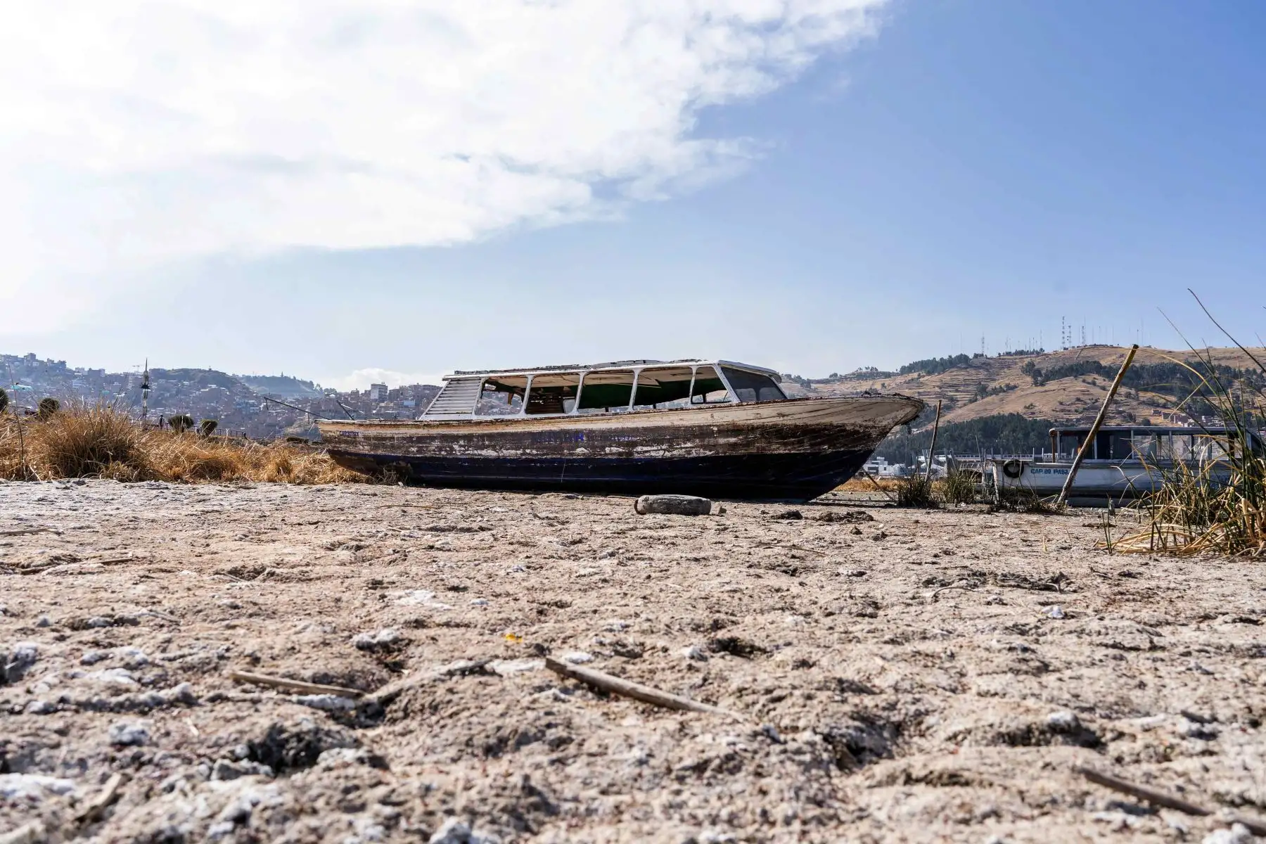 El nivel del lago Titicaca, el lago navegable más alto del mundo, que comparten Perú y Bolivia, ha disminuido en 55 centímetros en su costa peruana, alertó el director de la oficina del Servicio Nacional de Meteorología e Hidrología (Senamhi) de Puno, Sixto Flores Sancho. Foto: EFE