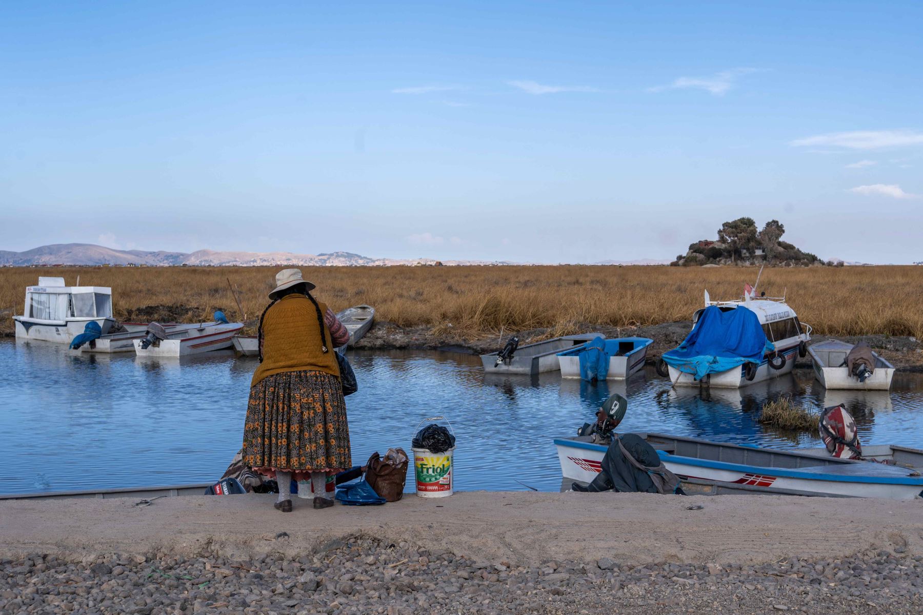 El nivel del lago Titicaca, el lago navegable más alto del mundo, que comparten Perú y Bolivia, ha disminuido en 55 centímetros en su costa peruana, alertó el director de la oficina del Servicio Nacional de Meteorología e Hidrología (Senamhi) de Puno, Sixto Flores Sancho. Foto: EFE