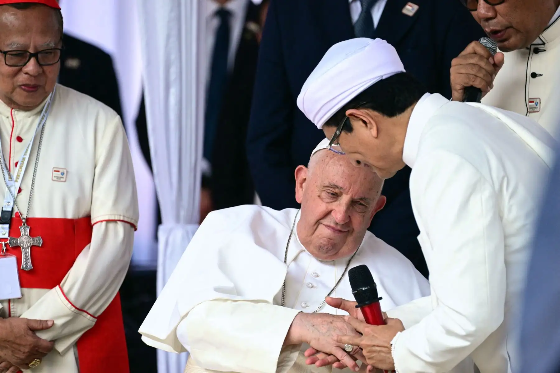 El Gran Imán de la Mezquita Istiqlal, Nasaruddin Umar, le da la mano al papa Francisco cuando llega a una reunión con líderes religiosos en Yakarta el 5 de septiembre de 2024. Foto: AFP