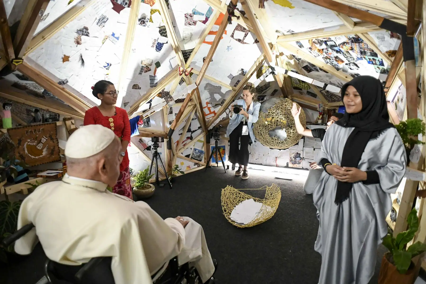En esta fotografía tomada el 4 de septiembre de 2024 y publicada por Vatican Media, el Papa Francisco se reúne con jóvenes en el Centro Juvenil Grha Pemuda en Yakarta, Indonesia. Foto: AFP