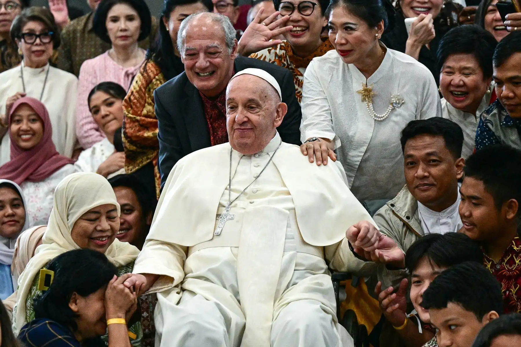 El Papa Francisco interactúa con jóvenes de Scholas Occurrentes en el Centro Juvenil Grha Pemuda en Yakarta, Indonesia, el 4 de septiembre de 2024. Foto: AFP