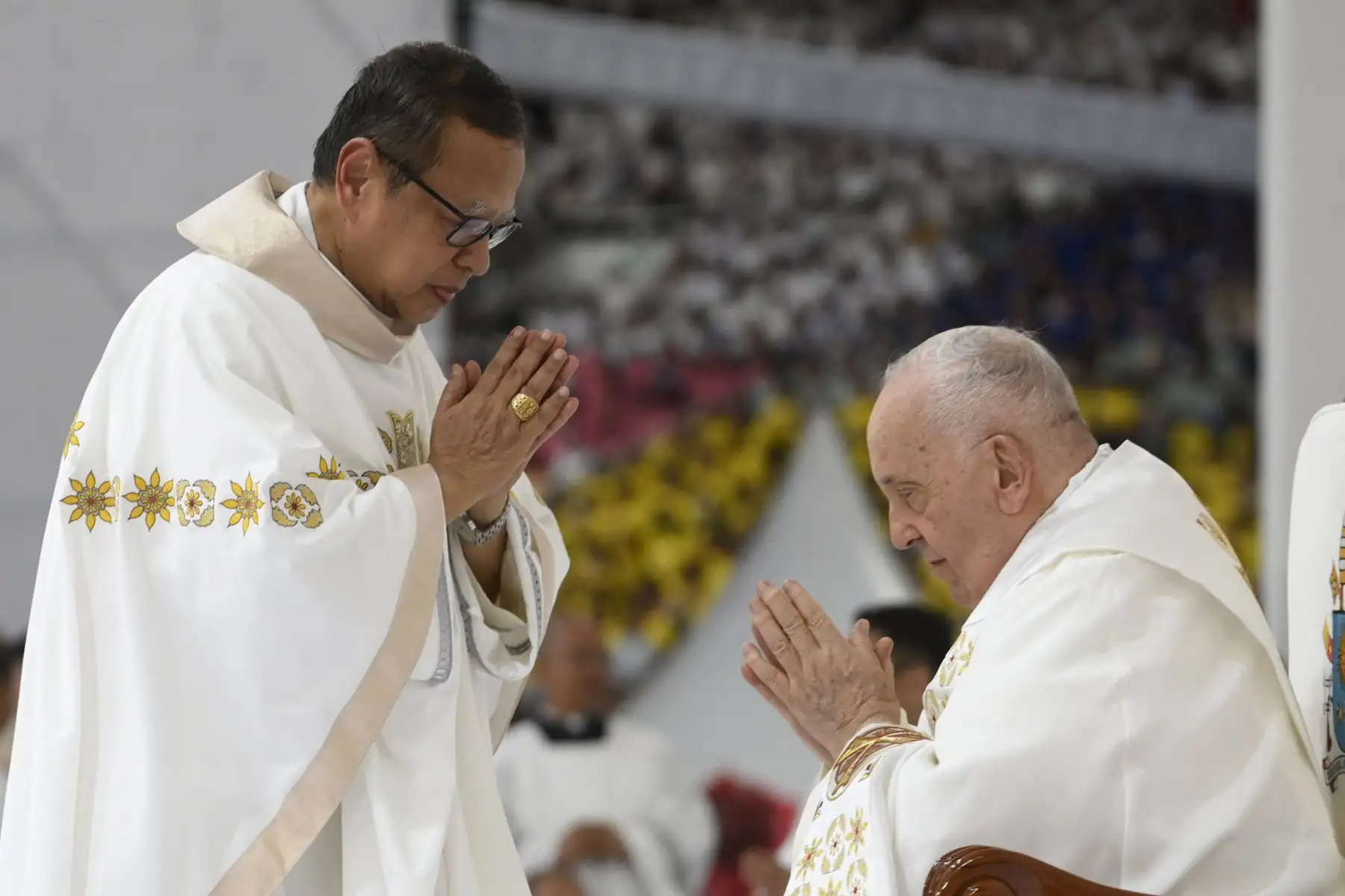 Esta fotografía tomada el 5 de septiembre de 2024 por Vatican Media muestra al Papa Francisco dirigiendo una santa misa en el estadio Gelora Bung Karno de Yakarta, Indonesia.Foto: AFP
