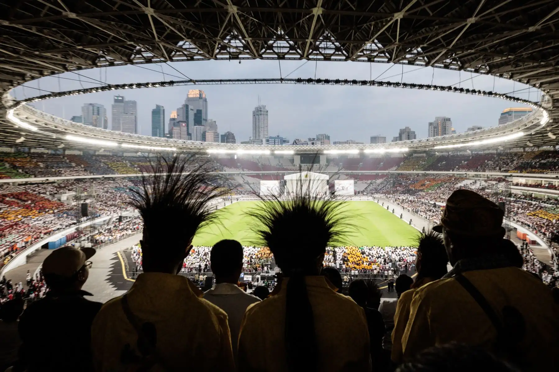 Fieles católicos asisten a una santa misa dirigida por el Papa Francisco en el estadio Gelora Bung Karno de Yakarta, Indonesia, el 5 de septiembre de 2024. Foto: AFP