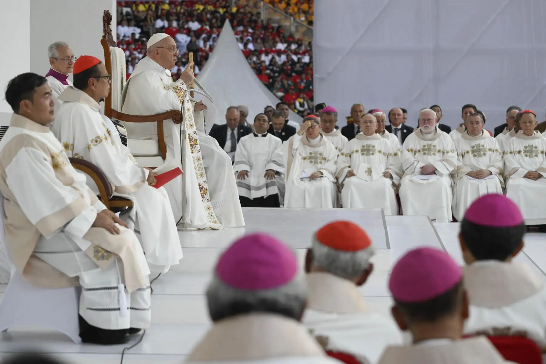 Esta fotografía tomada por Vatican Media muestra al Papa Francisco dirigiendo una santa misa en el estadio Gelora Bung Karno en Yakarta, Indonesia, el 5 de septiembre de 2024. Foto: AFP