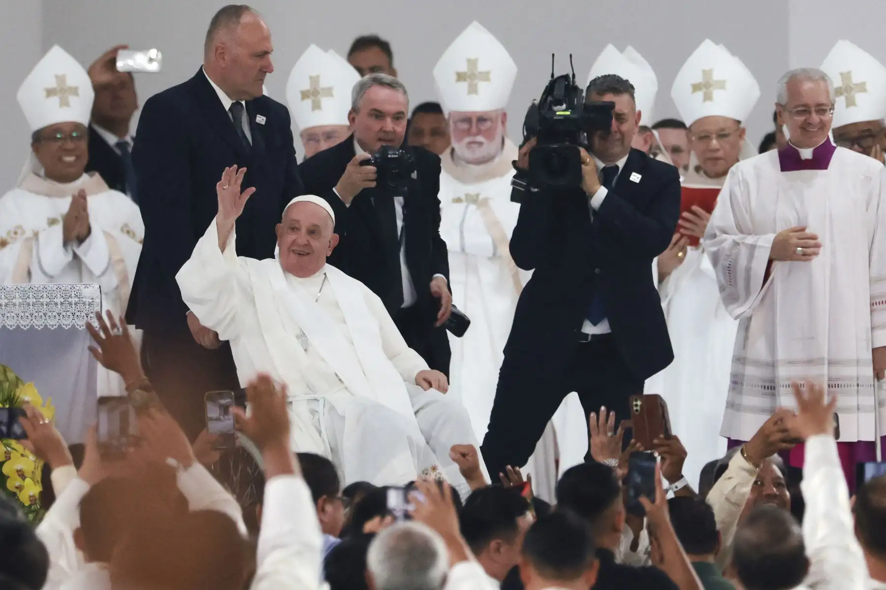 El Papa Francisco se despide de los fieles católicos después de presidir una santa misa en el estadio Gelora Bung Karno de Yakarta, Indonesia, el 5 de septiembre de 2024. Foto: AFP