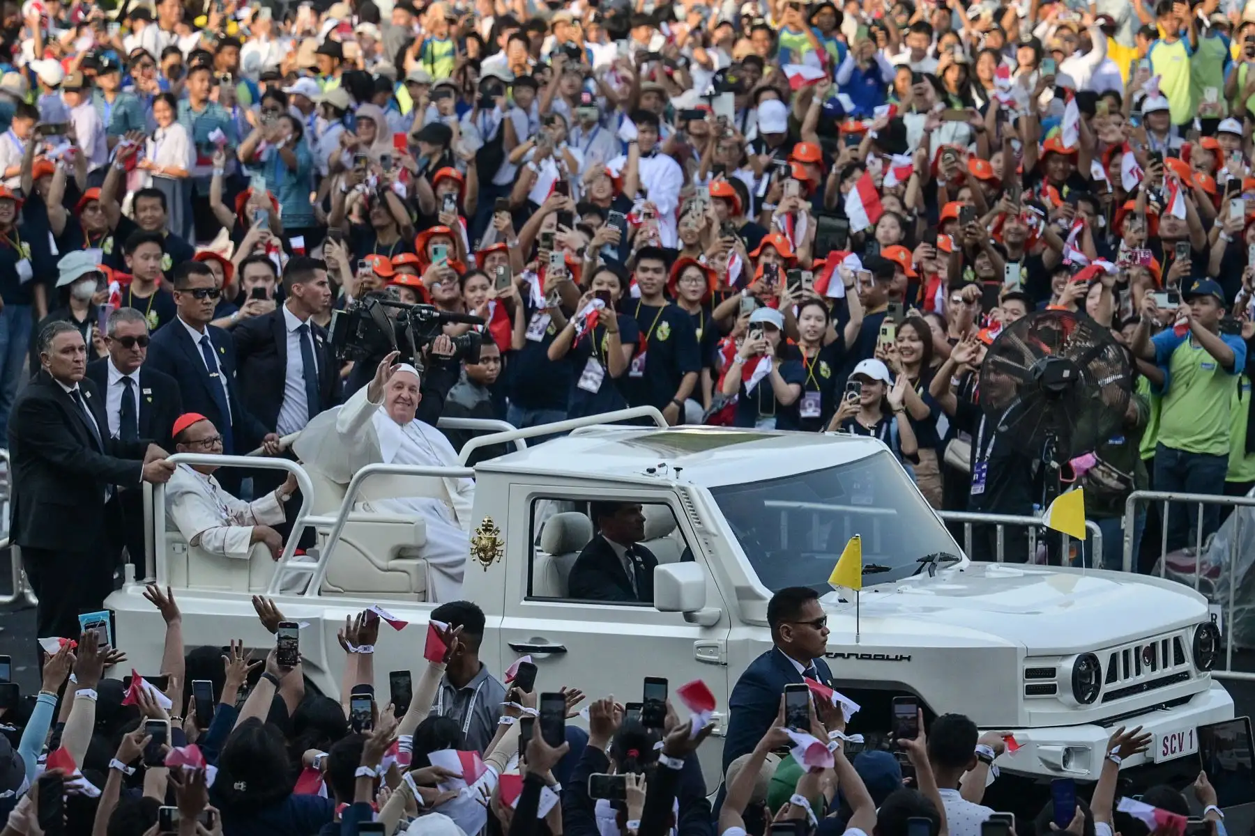 El papa Francisco saluda a los fieles reunidos en el estadio Madya de camino a asistir a la santa misa en el estadio Gelora Bung Karno en Yakarta, Indonesia, el 5 de septiembre de 2024. Foto: AFP