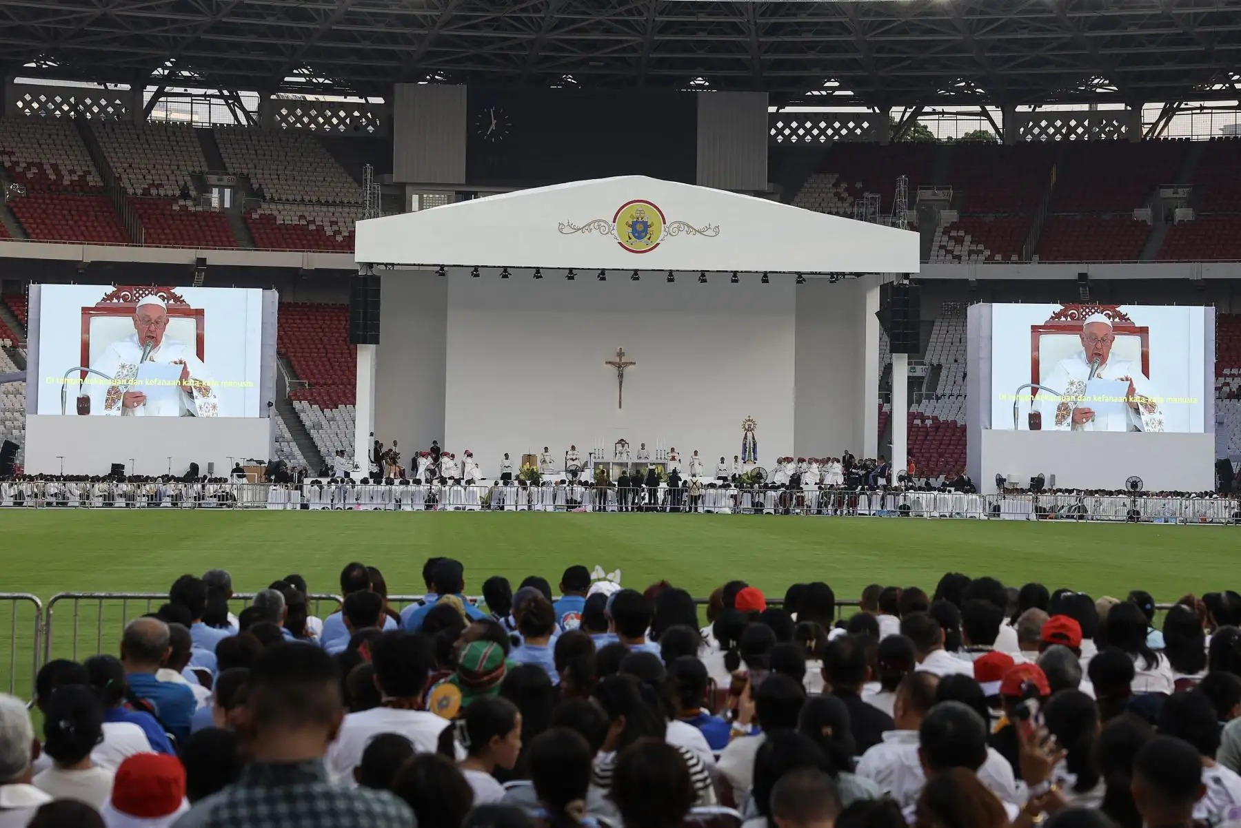 El papa Francisco, desde un escenario, dirige una santa misa en el estadio Gelora Bung Karno de Yakarta, Indonesia, el 5 de septiembre de 2024. Foto: AFP