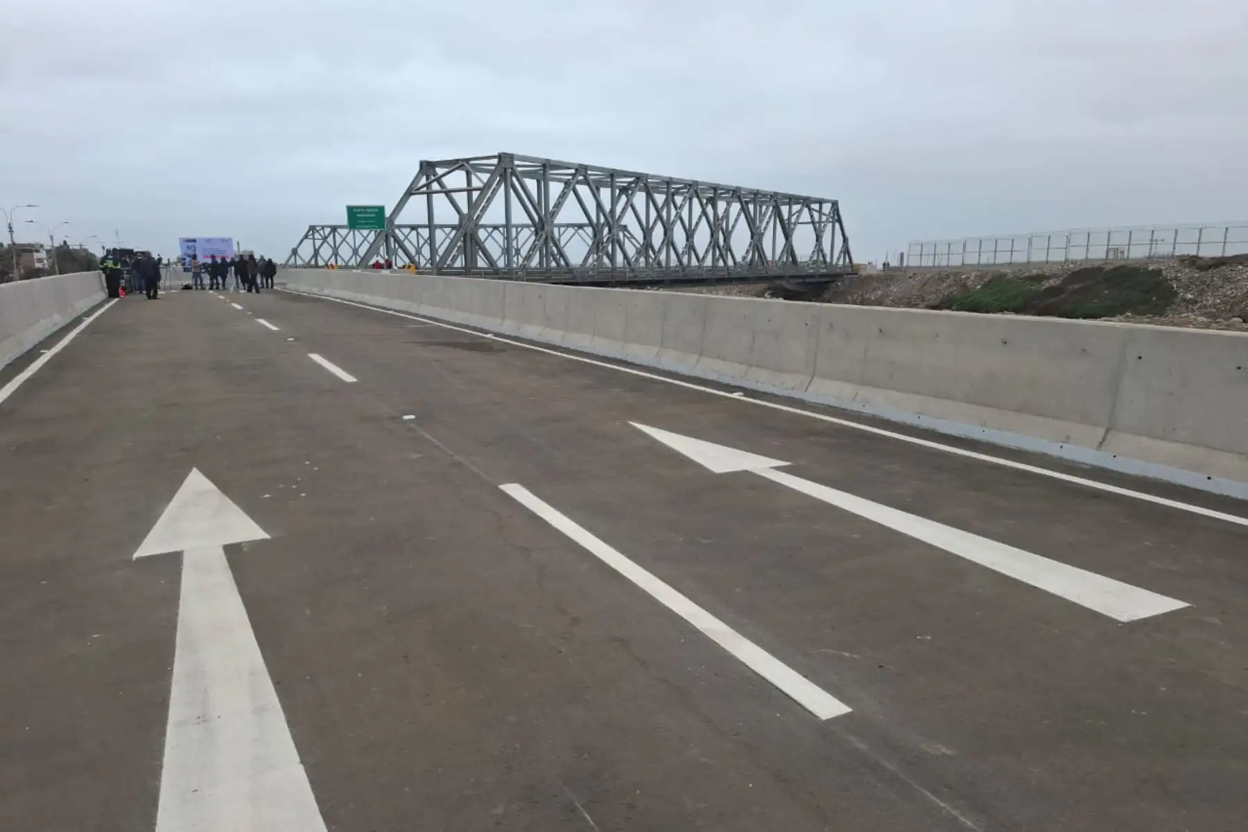 El nuevo aeropuerto Jorge Chávez tendrá únicamente dos vías de acceso vehicular al que se accederá solo por av. Morales Duárez. Será a través de dos puentes presentados hoy por el ministro de Transportes y Comunicaciones, Raúl Pérez Reyes y el alcalde del Callao, Pedro Spadaro, entre otras autoridades. Foto: ANDINA/Héctor Vinces