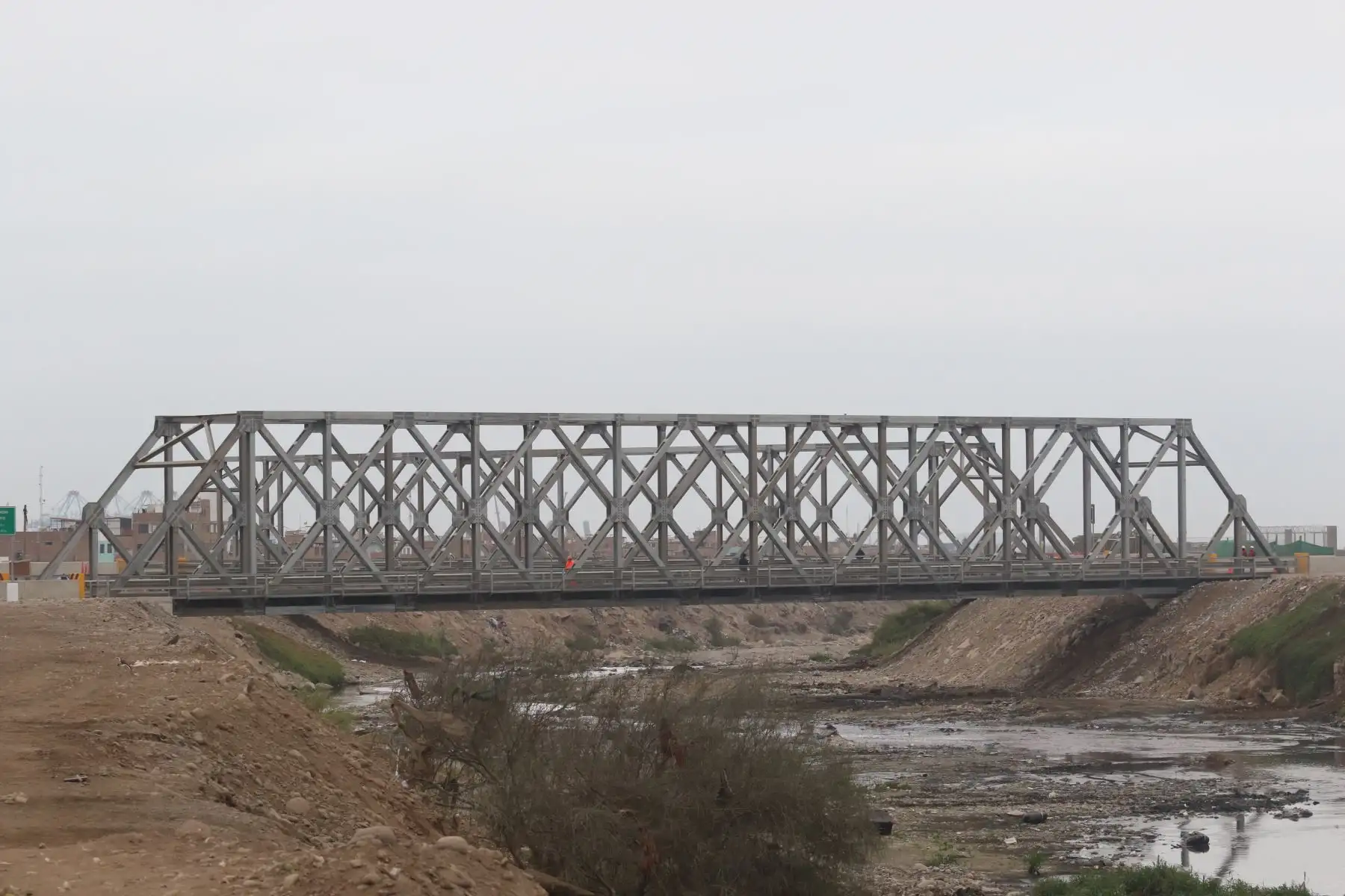 Dos nuevos puentes vehiculares presentados esta mañana, serán las únicas vías de acceso conectados a las vías de ingreso al nuevo aeropuerto Jorge Chávez. La carga pesada será por otro lado y los peatones deberán abordar buses especiales ubicados en la intersección de las avenidas Fawcett y Quilca. Foto: ANDINA/Héctor Vinces