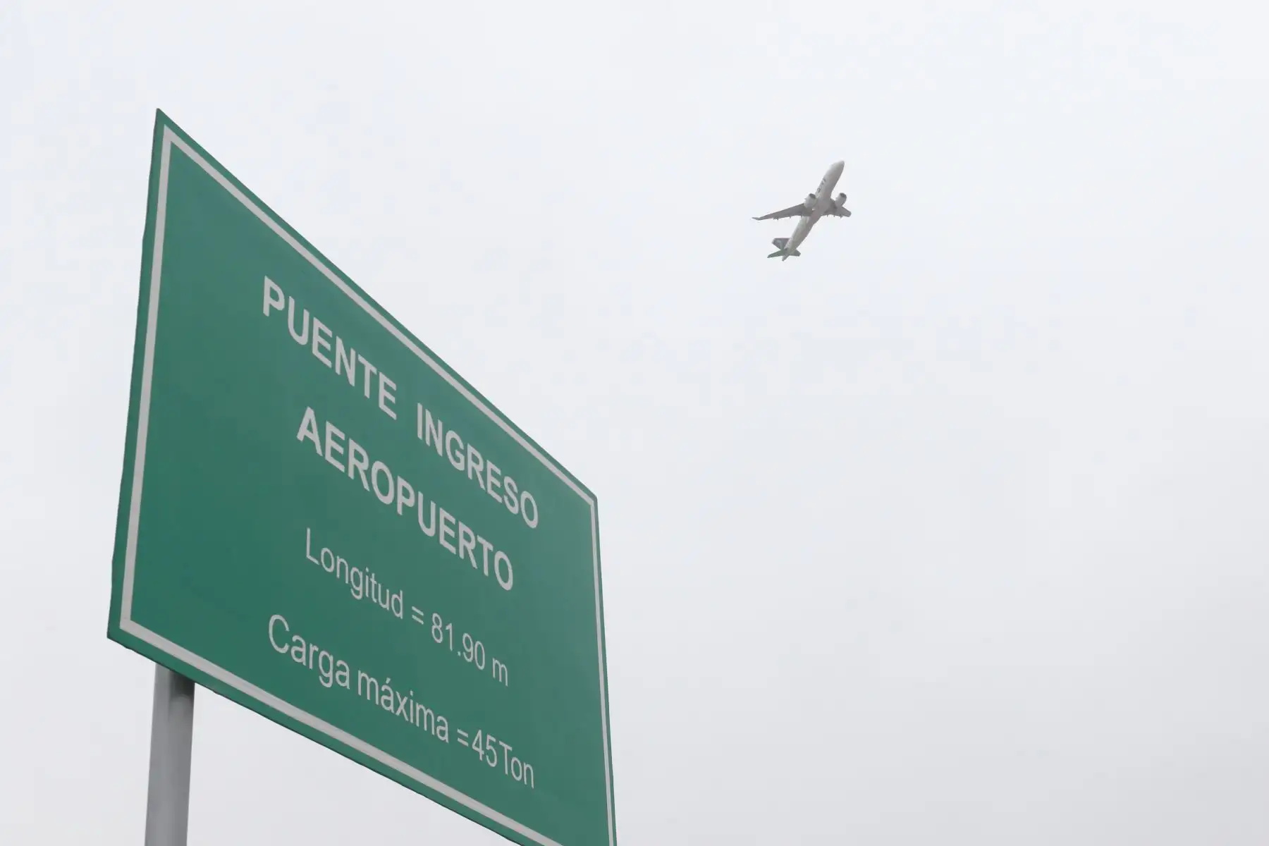 El nuevo aeropuerto Jorge Chávez tendrá únicamente dos vías de acceso vehicular al que se accederá solo por av. Morales Duárez. Será a través de dos puentes presentados hoy por el ministro de Transportes y Comunicaciones, Raúl Pérez Reyes y el alcalde del Callao, Pedro Spadaro, entre otras autoridades. Foto: ANDINA/Héctor Vinces
