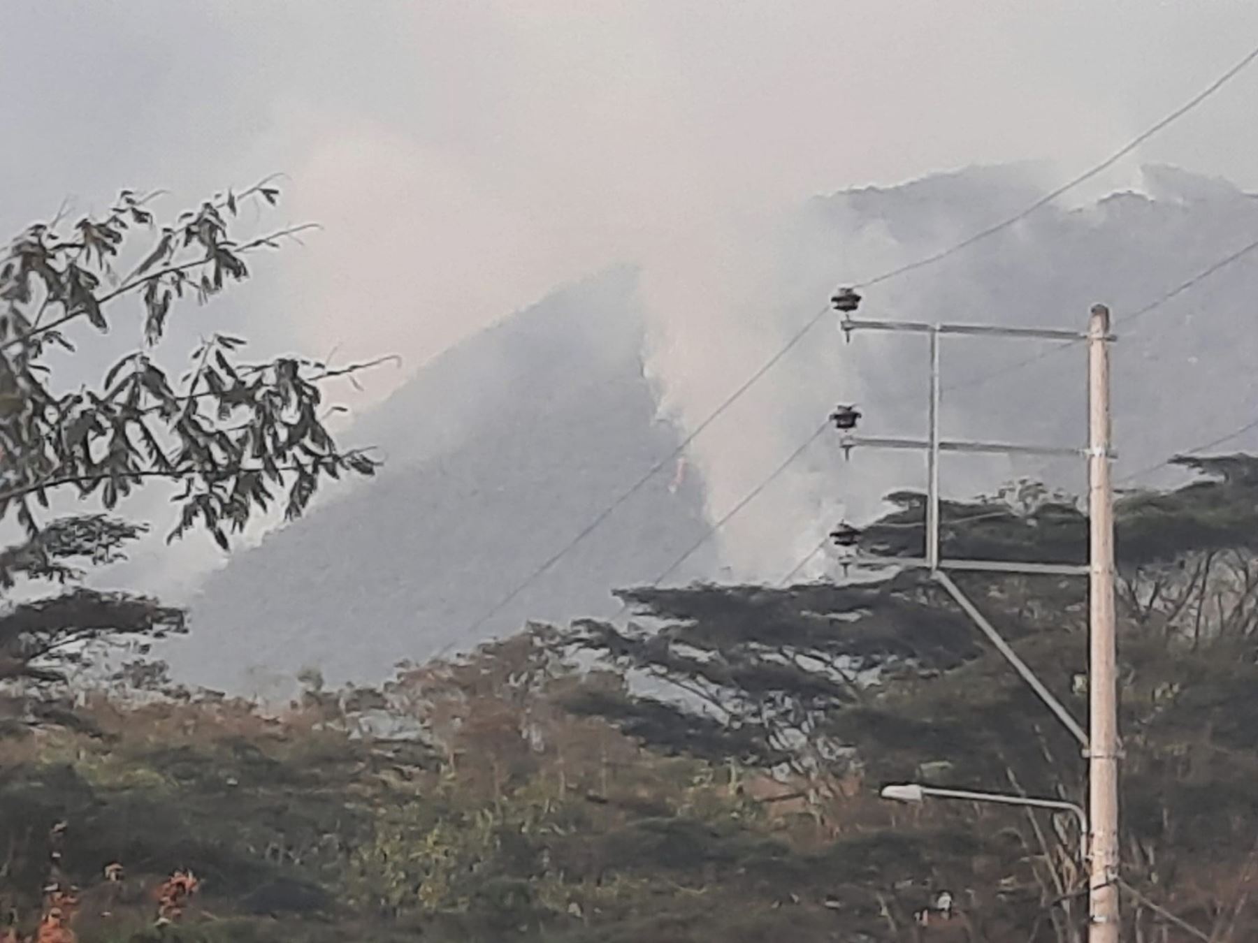 Desde hace una semana se registran dos incendios forestales de extrema intensidad en el distrito de Huayopata, en la provincia de La Convención, región Cusco.