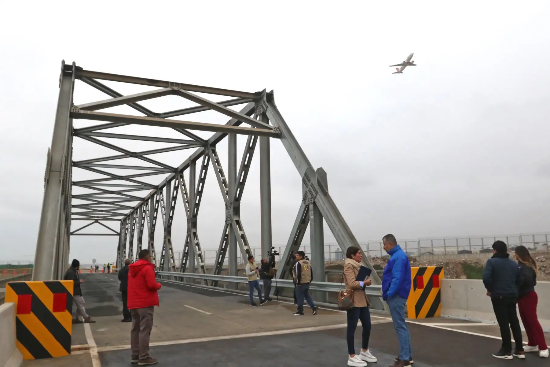 Dos nuevos puentes vehiculares presentados esta mañana, serán las únicas vías de acceso conectados a las vías de ingreso al nuevo aeropuerto Jorge Chávez. La carga pesada será por otro lado y los peatones deberán abordar buses especiales ubicados en la intersección de las avenidas Fawcett y Quilca. Foto: ANDINA/Héctor Vinces