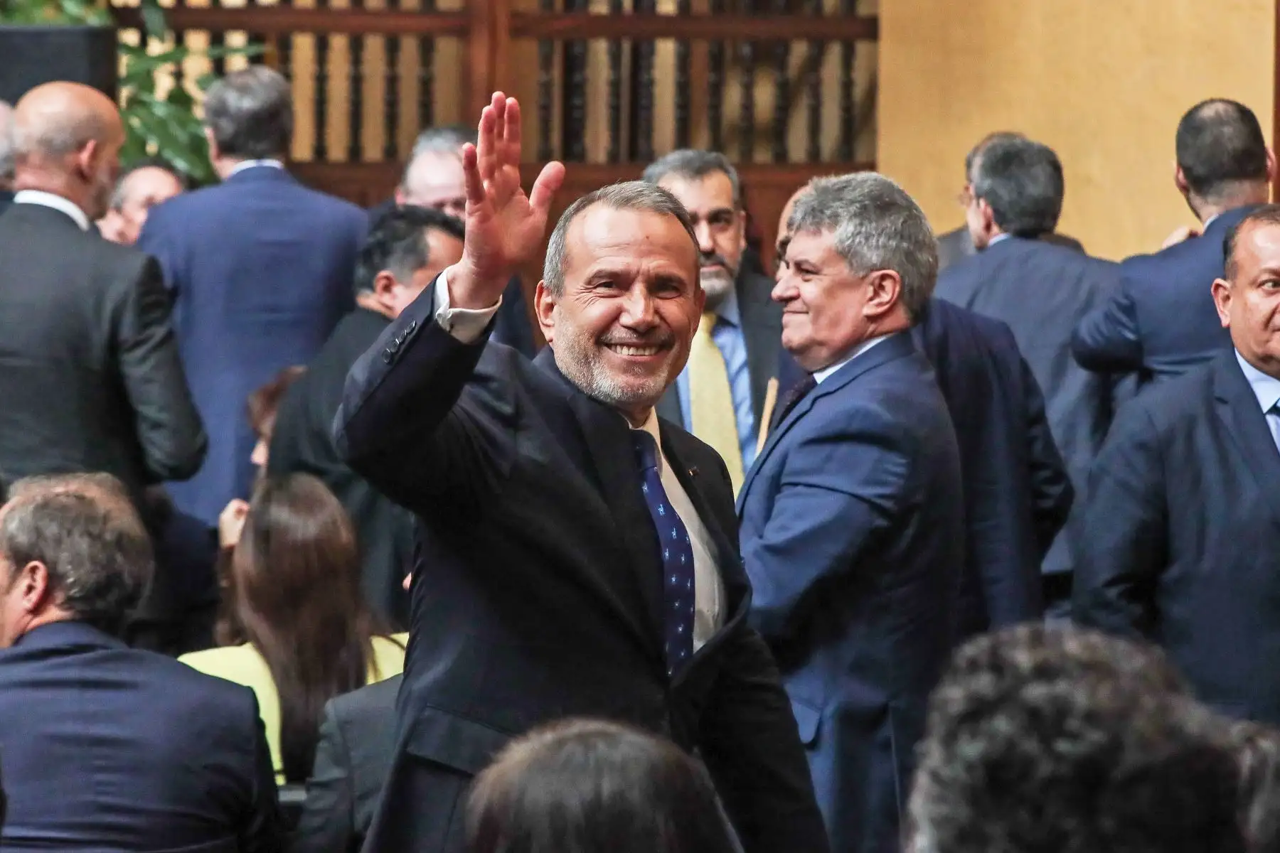 El nuevo ministro de Relaciones Exteriores, Elmer Schialer Salcedo, saluda a la prensa durante su presentación que tuvo lugar en el Palacio de Torre Tagle. Foto: ANDINA/ Connie Calderon