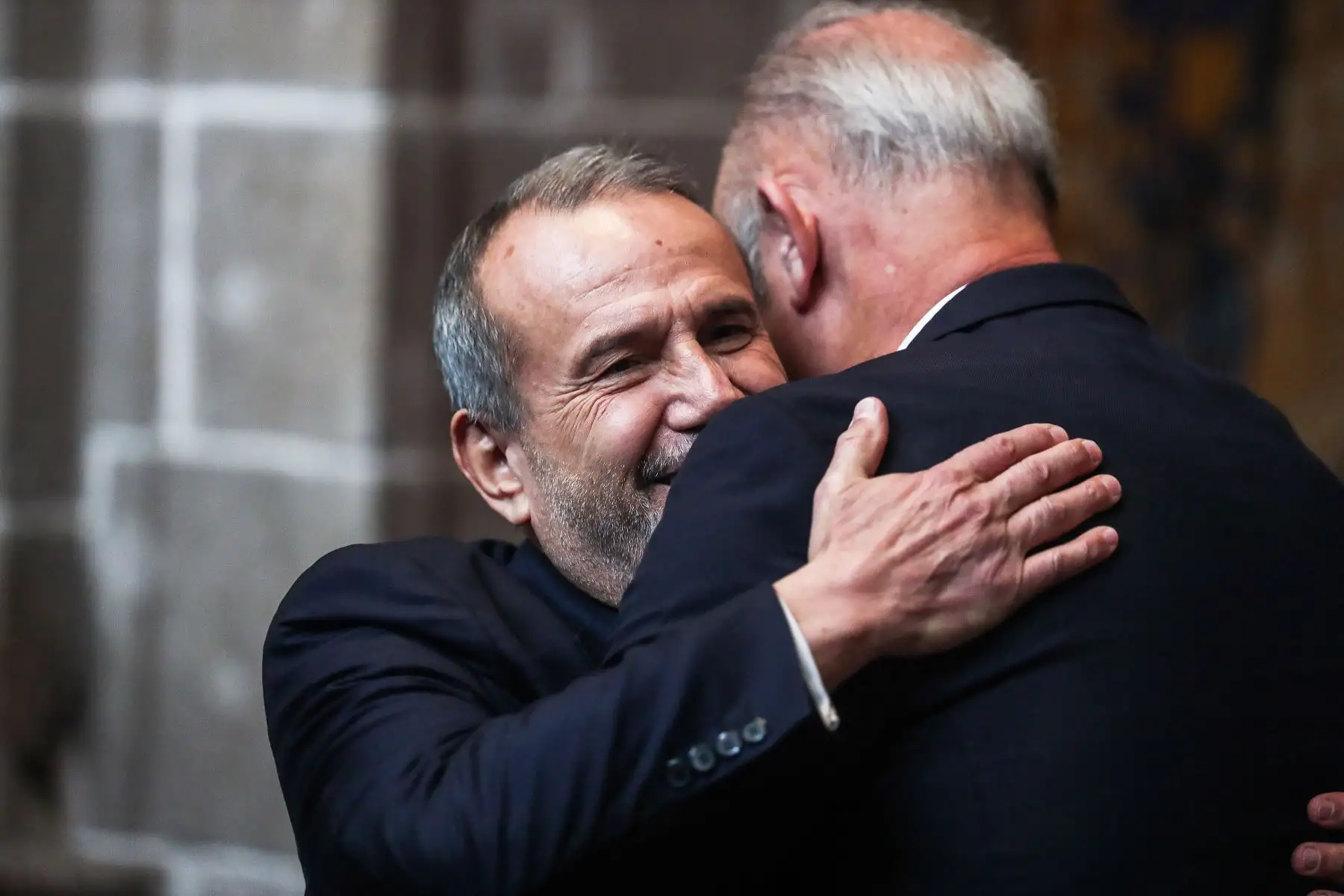 El nuevo ministro de Relaciones Exteriores, Elmer Schialer Salcedo, y el canciller saliente, Javier González-Olaechea, se dan un fraterno abrazo durante la ceremonia. Foto: ANDINA/ Connie Calderon