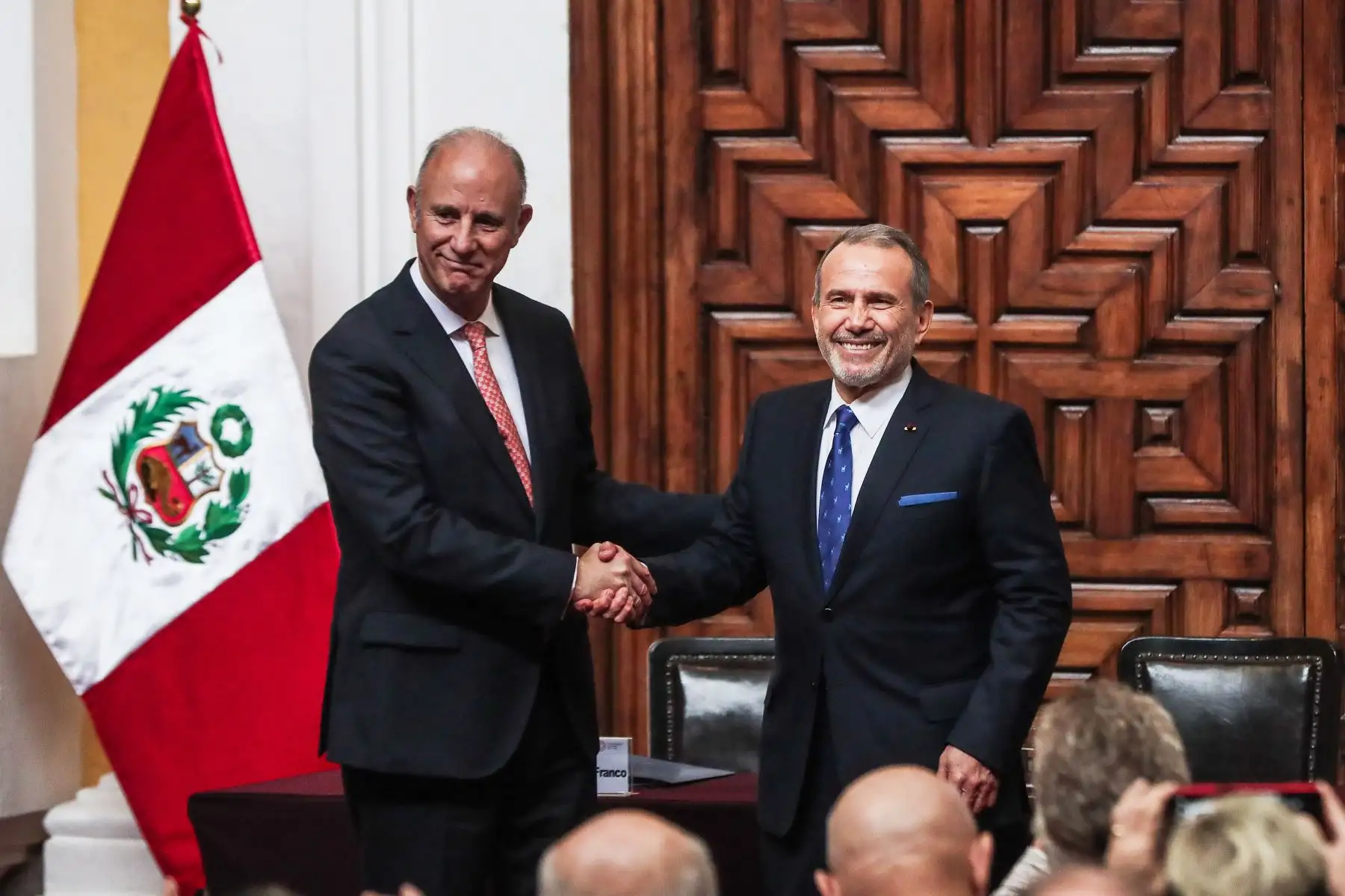 En una ceremonia especial realizada en el Palacio de Torre Tagle, en el Cercado de Lima, se hizo la presentación oficial del nuevo ministro de Relaciones Exteriores, Elmer Schialer Salcedo, en donde también estuvo presente el canciller saliente, Javier González-Olaechea. Foto: ANDINA/ Connie Calderon