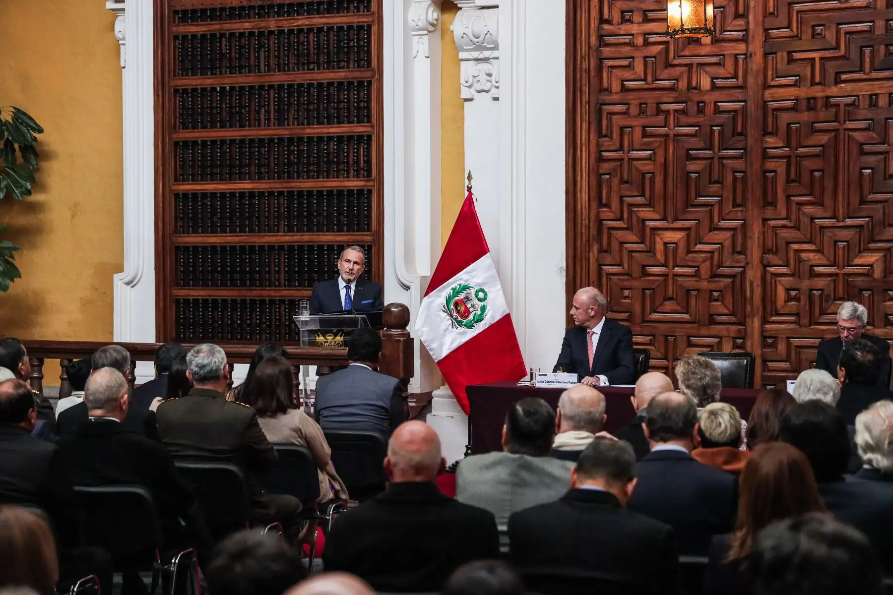 En una ceremonia especial realizada en el Palacio de Torre Tagle, en el Cercado de Lima, se hizo la presentación oficial del nuevo ministro de Relaciones Exteriores, Elmer Schialer Salcedo, en donde también estuvo presente el canciller saliente, Javier González-Olaechea. Foto: ANDINA/ Connie Calderon