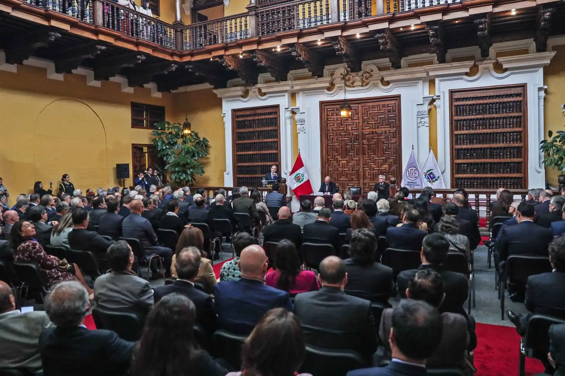 En una ceremonia especial realizada en el Palacio de Torre Tagle, en el Cercado de Lima, se hizo la presentación oficial del nuevo ministro de Relaciones Exteriores, Elmer Schialer Salcedo, en donde también estuvo presente el canciller saliente, Javier González-Olaechea. Foto: ANDINA/ Connie Calderon