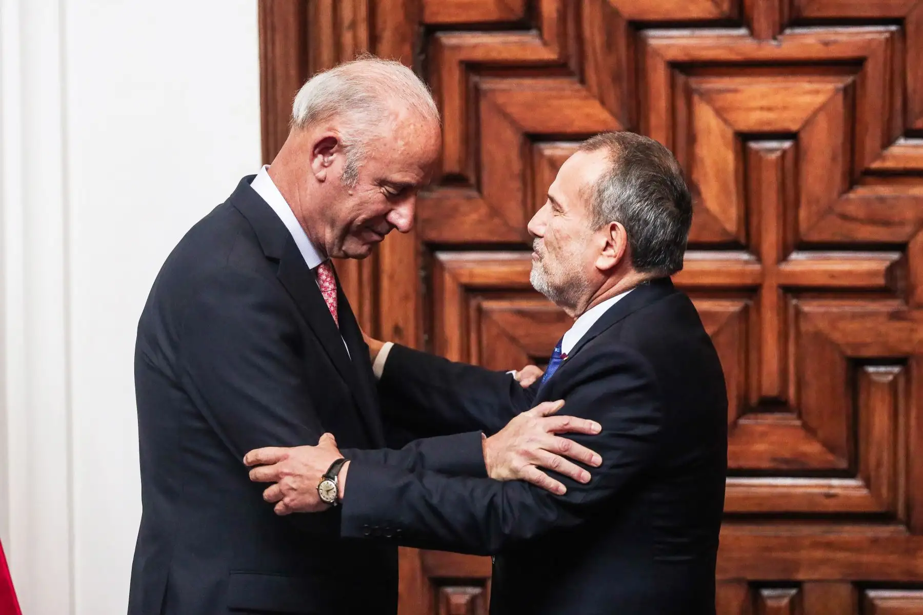 El nuevo ministro de Relaciones Exteriores, Elmer Schialer Salcedo, y el canciller saliente, Javier González-Olaechea, se dan un fraterno abrazo durante la ceremonia. Foto: ANDINA/ Connie Calderon