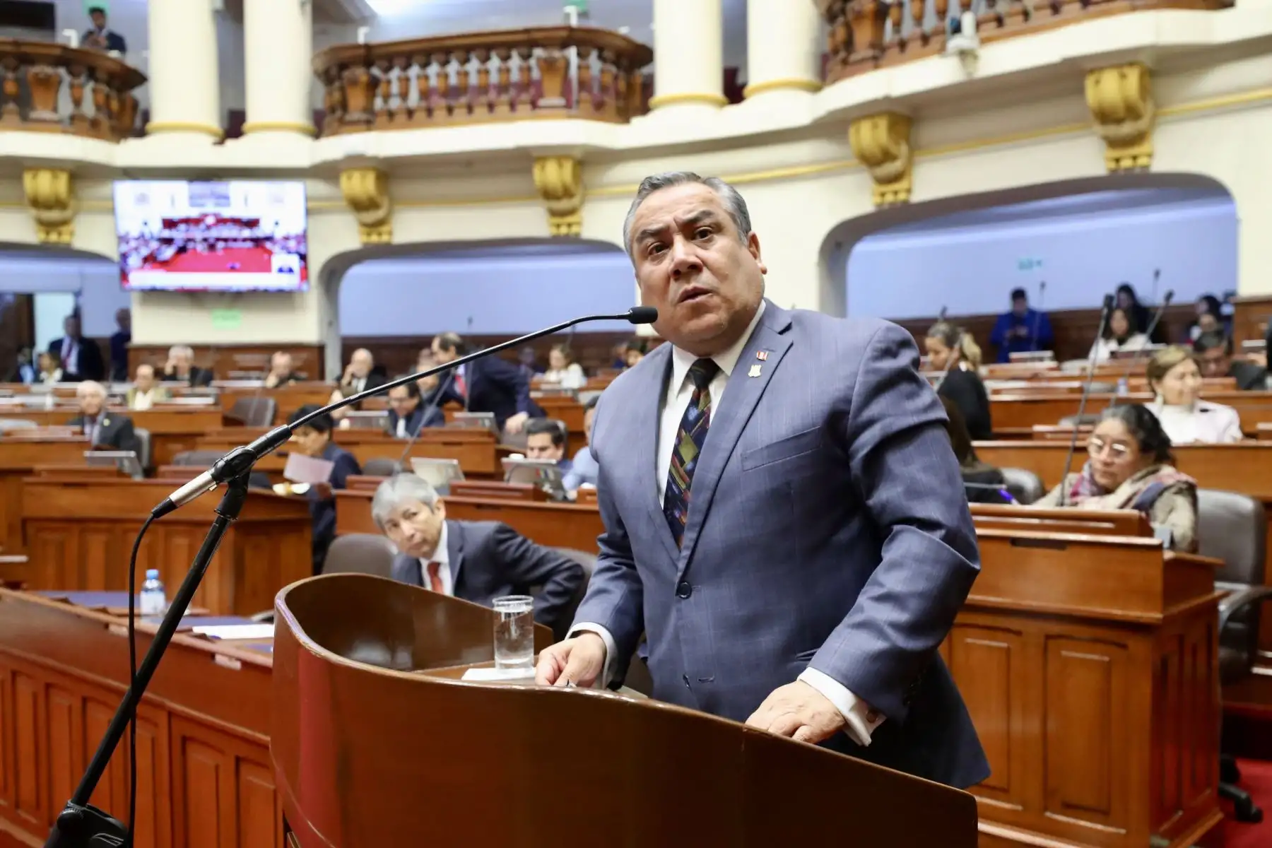 El presidente del Consejo de Ministros, Gustavo Adrianzén, sustenta ante el Pleno del Congreso los proyectos de ley de Presupuesto, Endeudamiento y Equilibrio Financiero del Sector Público para el Año Fiscal 2025, acompañado del ministro de Economía y Finanzas, José Arista. Foto: Congreso