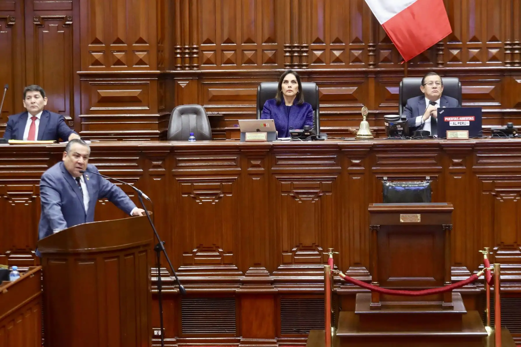 El presidente del Consejo de Ministros, Gustavo Adrianzén, sustenta ante el Pleno del Congreso los proyectos de ley de Presupuesto, Endeudamiento y Equilibrio Financiero del Sector Público para el Año Fiscal 2025, acompañado del ministro de Economía y Finanzas, José Arista. Foto: Congreso