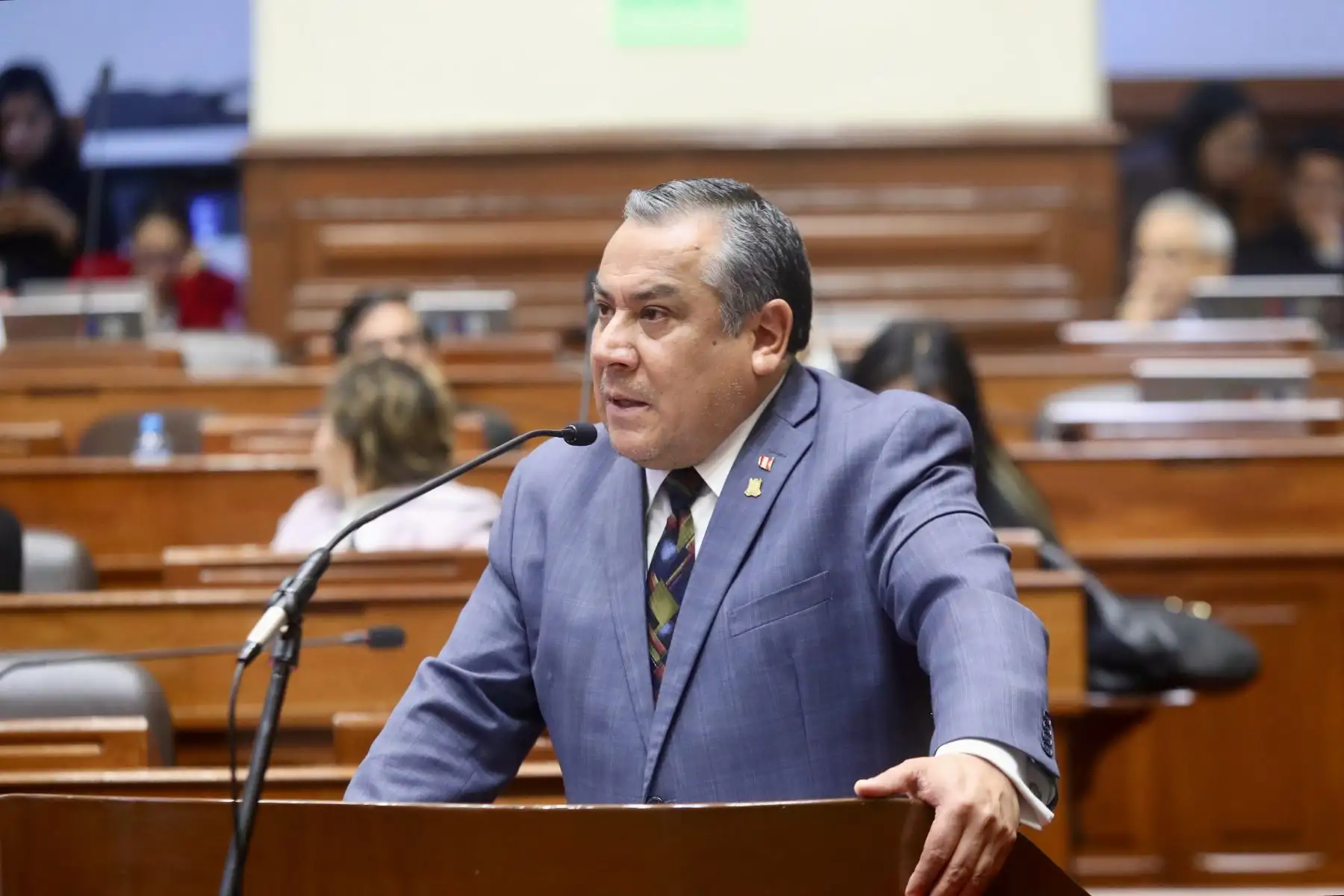 El presidente del Consejo de Ministros, Gustavo Adrianzén, sustenta ante el Pleno del Congreso los proyectos de ley de Presupuesto, Endeudamiento y Equilibrio Financiero del Sector Público para el Año Fiscal 2025, acompañado del ministro de Economía y Finanzas, José Arista. Foto: Congreso