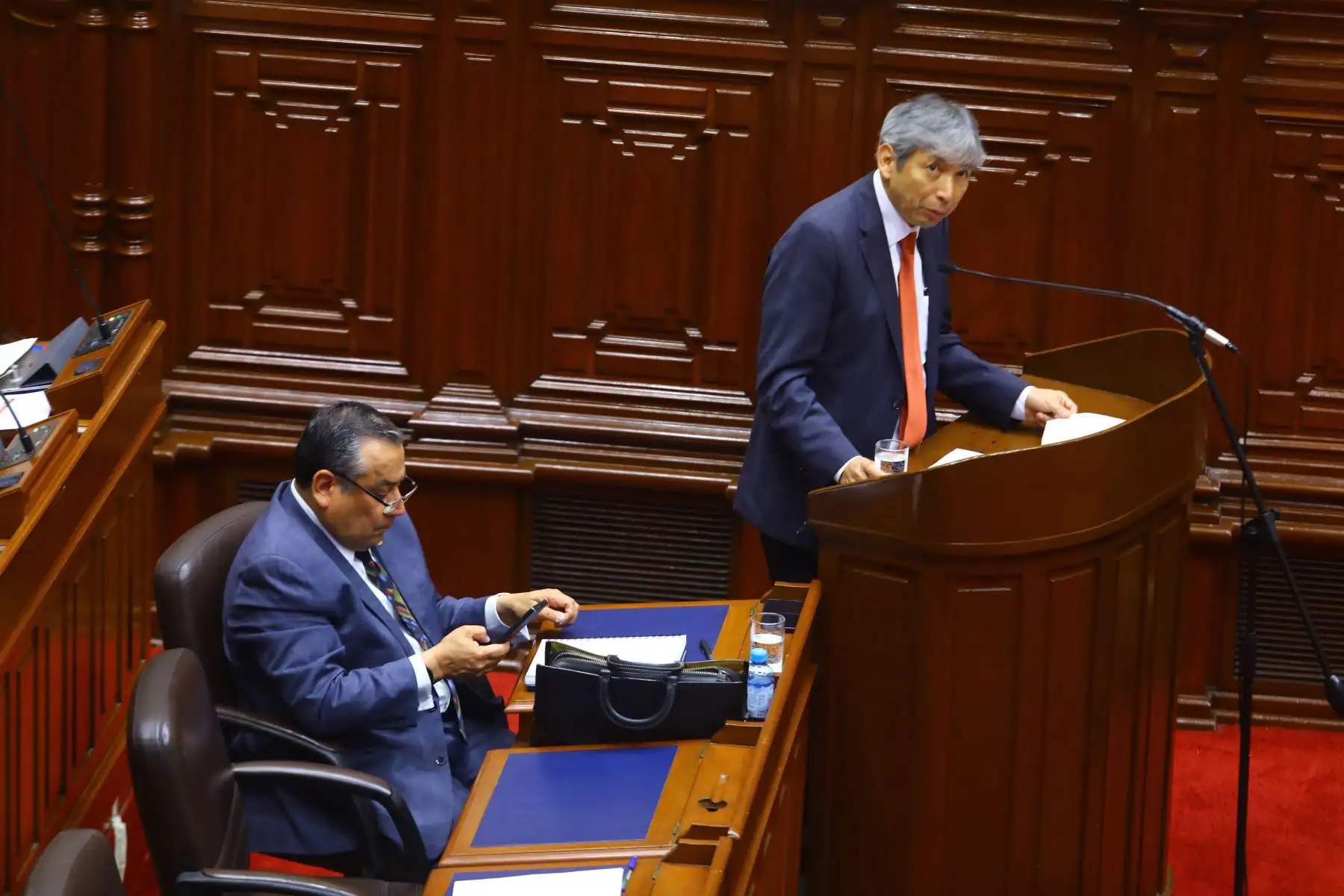 El presidente del Consejo de Ministros, Gustavo Adrianzén, sustenta ante el Pleno del Congreso los proyectos de ley de Presupuesto, Endeudamiento y Equilibrio Financiero del Sector Público para el Año Fiscal 2025, acompañado del ministro de Economía y Finanzas, José Arista. Foto: Congreso