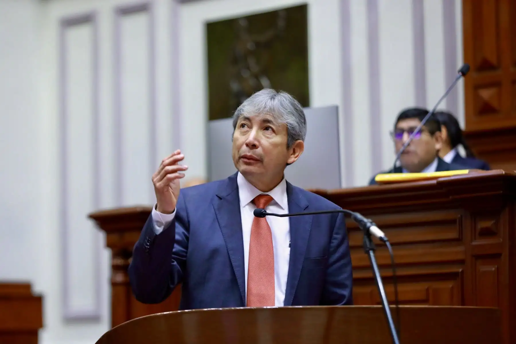 El presidente del Consejo de Ministros, Gustavo Adrianzén, sustenta ante el Pleno del Congreso los proyectos de ley de Presupuesto, Endeudamiento y Equilibrio Financiero del Sector Público para el Año Fiscal 2025, acompañado del ministro de Economía y Finanzas, José Arista. Foto: Congreso